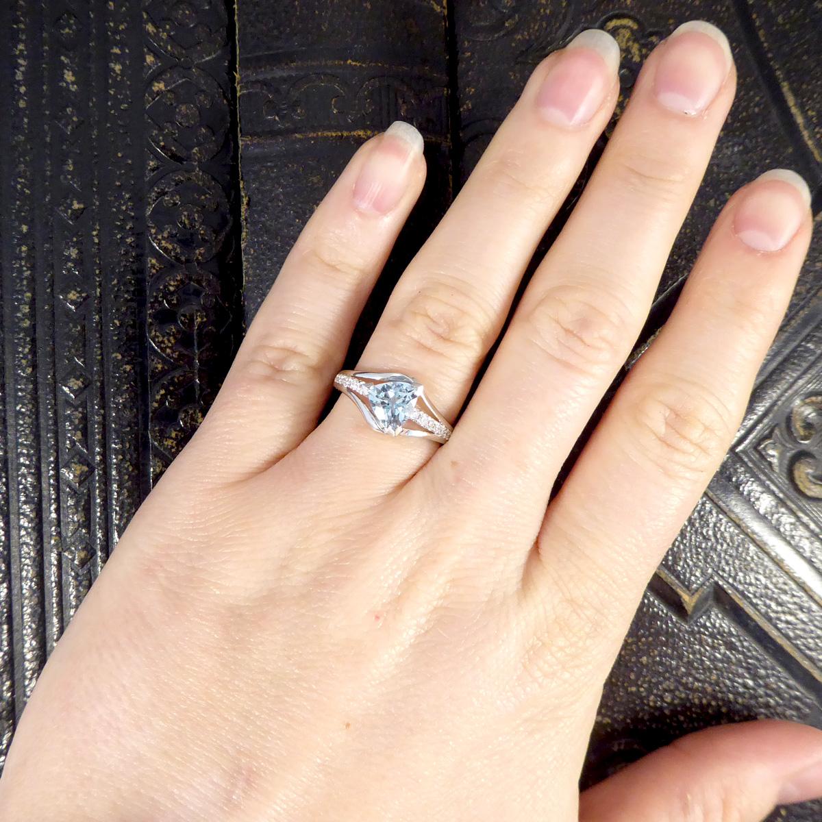 Dreistrangiger Ring aus 18 Karat Weißgold mit Aquamarin im Trillionenschliff und Diamanten für Damen oder Herren