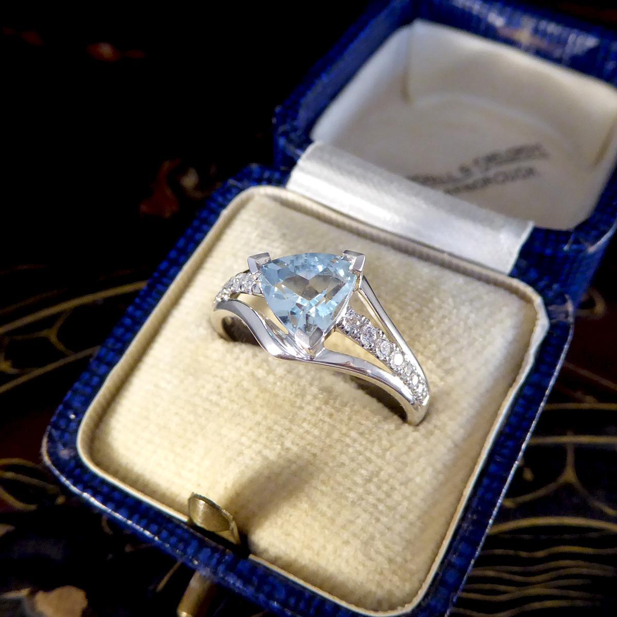 Dreistrangiger Ring aus 18 Karat Weißgold mit Aquamarin im Trillionenschliff und Diamanten 1