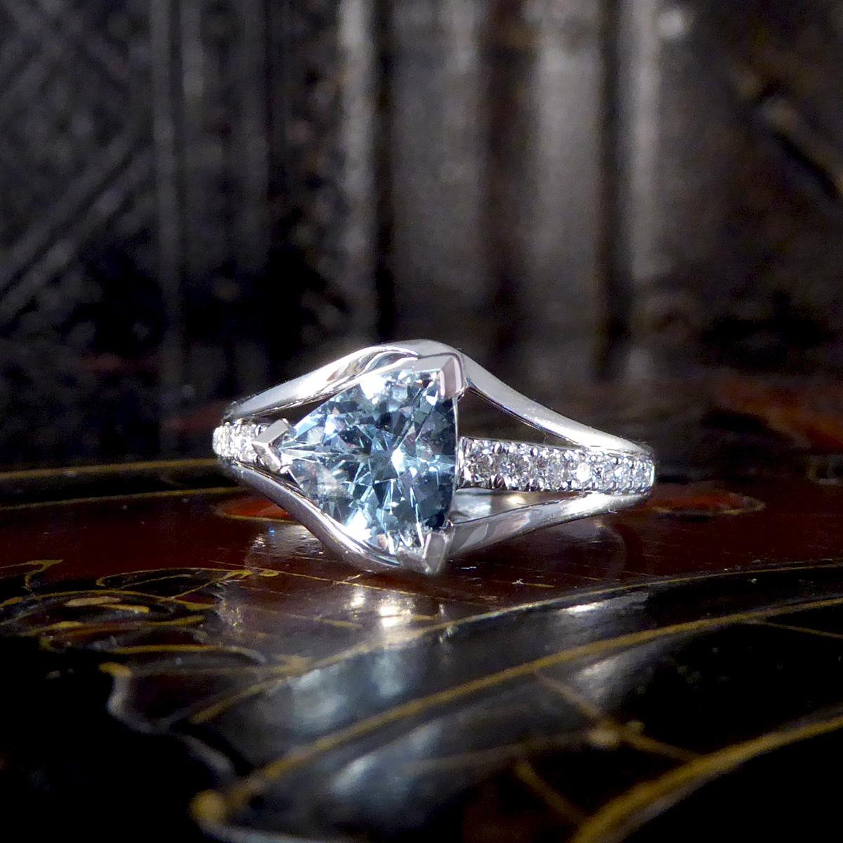 Dreistrangiger Ring aus 18 Karat Weißgold mit Aquamarin im Trillionenschliff und Diamanten 2