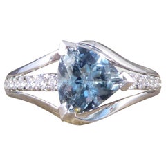 Bague à trois brins sertie d'aigue-marine de taille trillion et de diamants en or blanc 18 carats