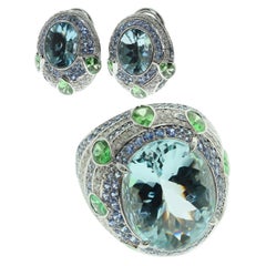 Suite orientale en or blanc 18 carats, aigue-marine, tsavorite, diamants et saphirs