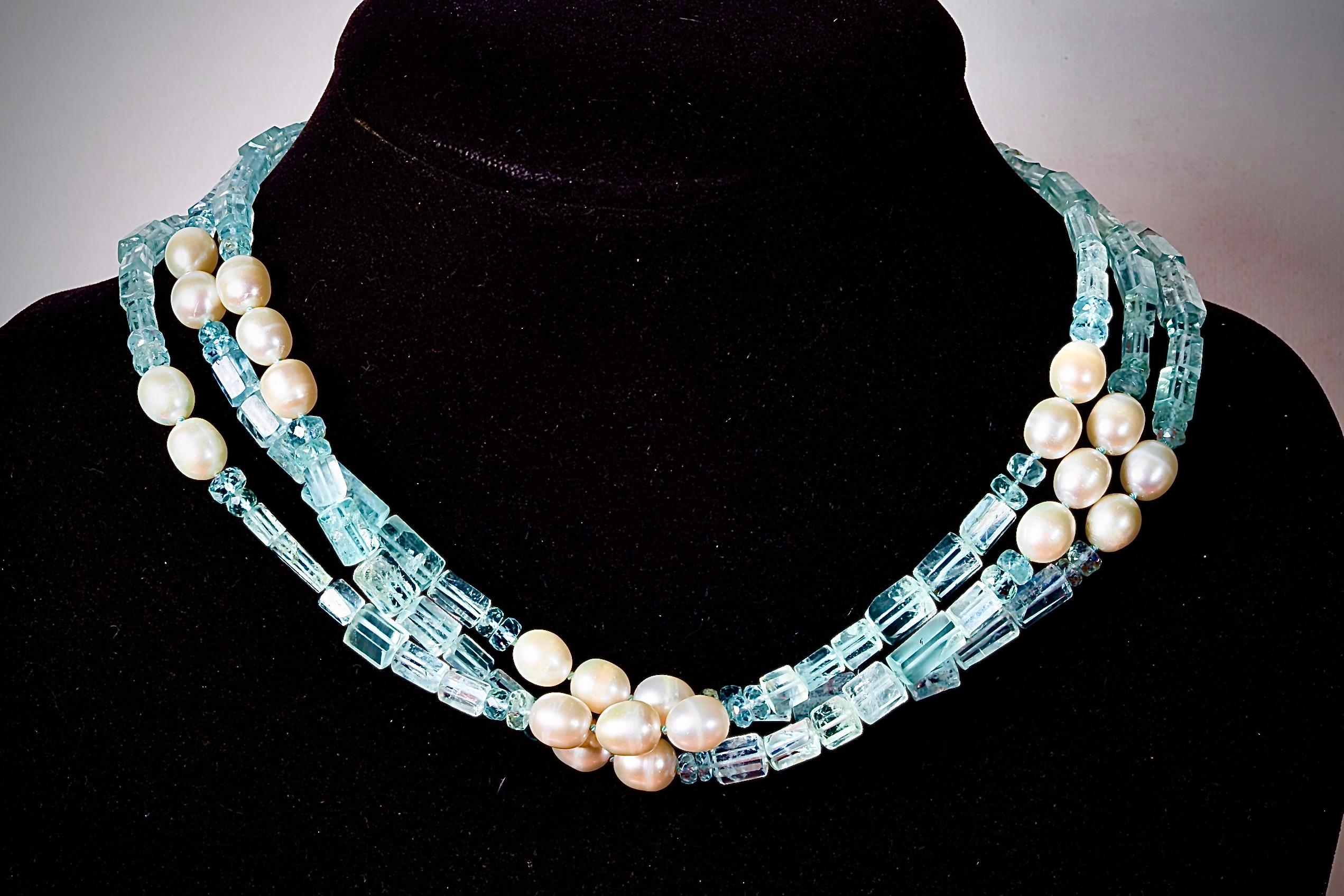 Elegante sautoir lungo di cristalli color acquamarina con perle. Le maglie del pezzo sono cristalli naturali di acquamarina rara. Le irregolarità dei cristalli costituiscono la caratteristica unica che conferisce interesse e splendore a questo pezzo