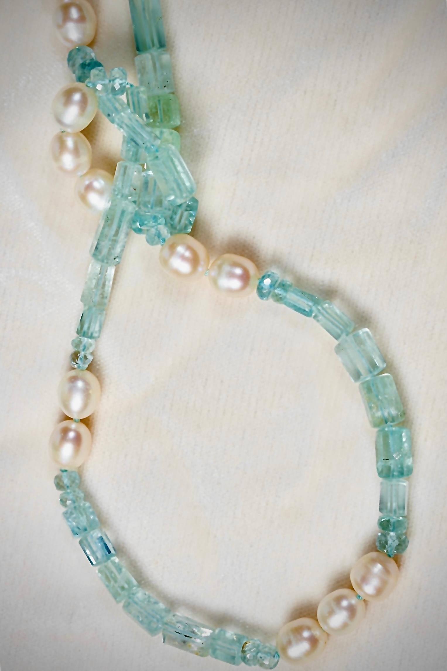 Donna Tubi d'acquamarina e perle, collana lunga in vendita