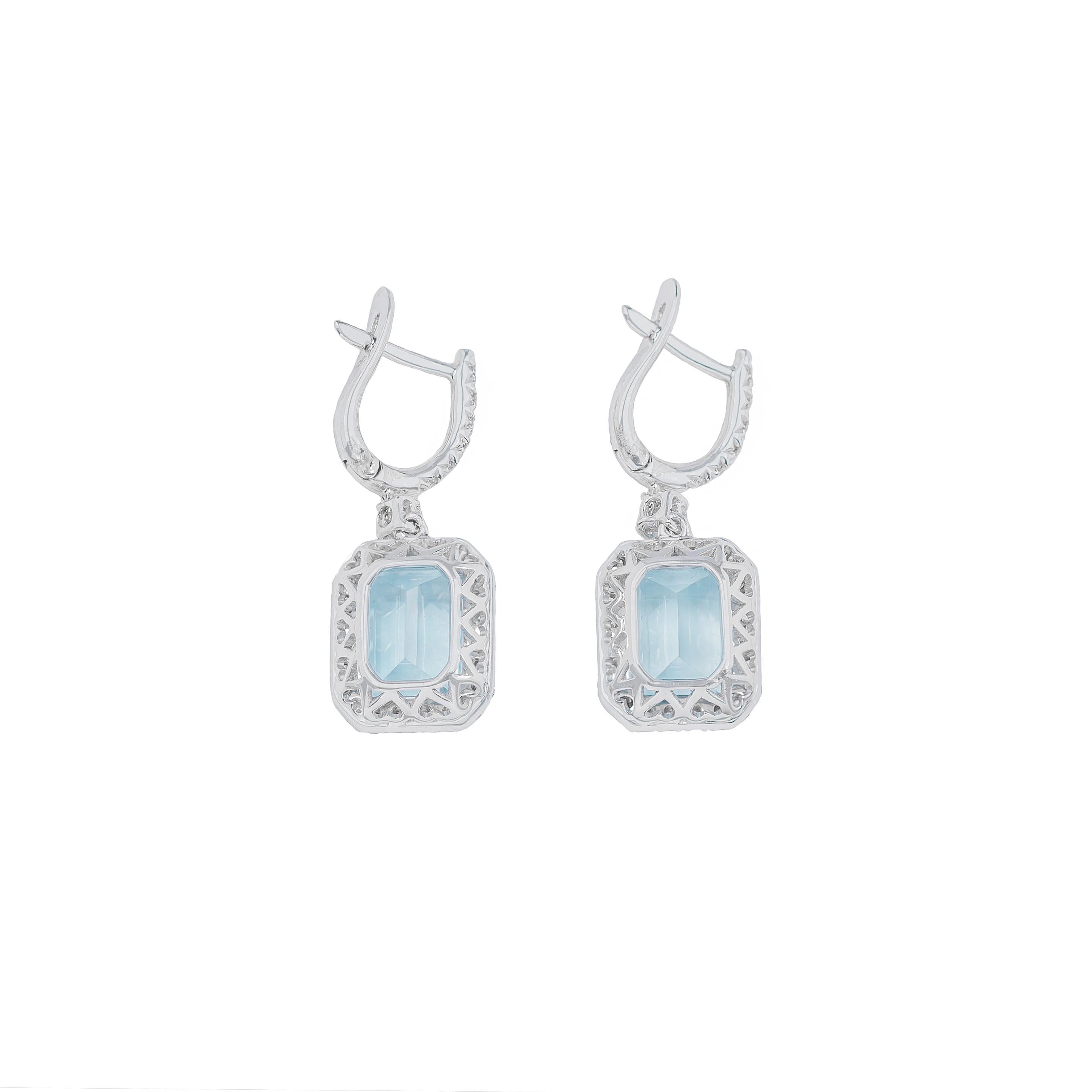 These earrings with aquamarine and diamonds are made in Italy by Crivelli.
Each earring features a pendant, made of an octagonal cut aquamarine surrounded by a row of brilliant cut diamonds, topped by a brilliant cut and a row of diamonds set in the