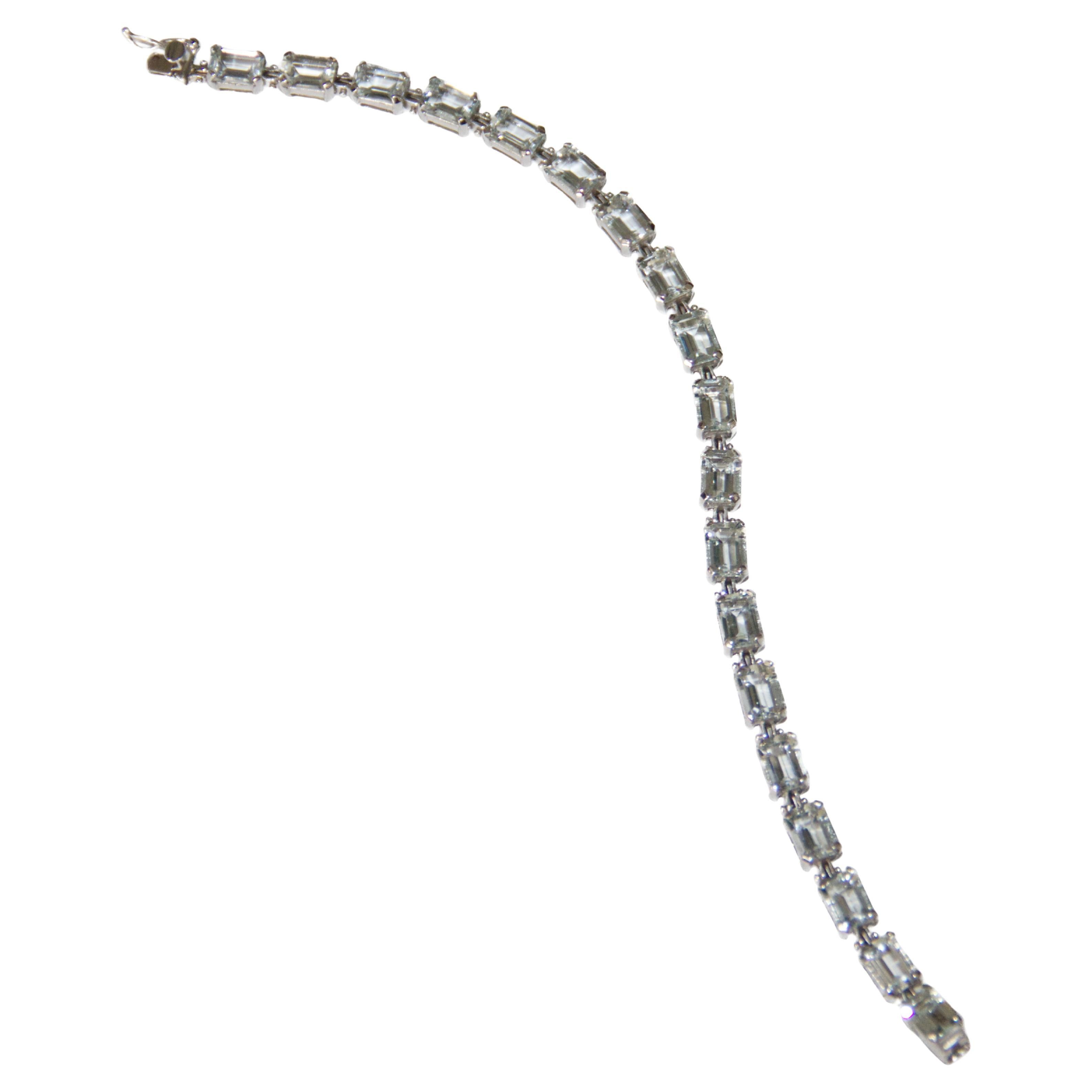 Scopri l'epitome dell'eleganza con questo eccezionale bracciale tennis in oro bianco 18 kt, un capolavoro sofisticato progettato per affascinare e ispirare. Questo splendido pezzo è impreziosito da 19 acquemarine brasiliane, sapientemente tagliate a