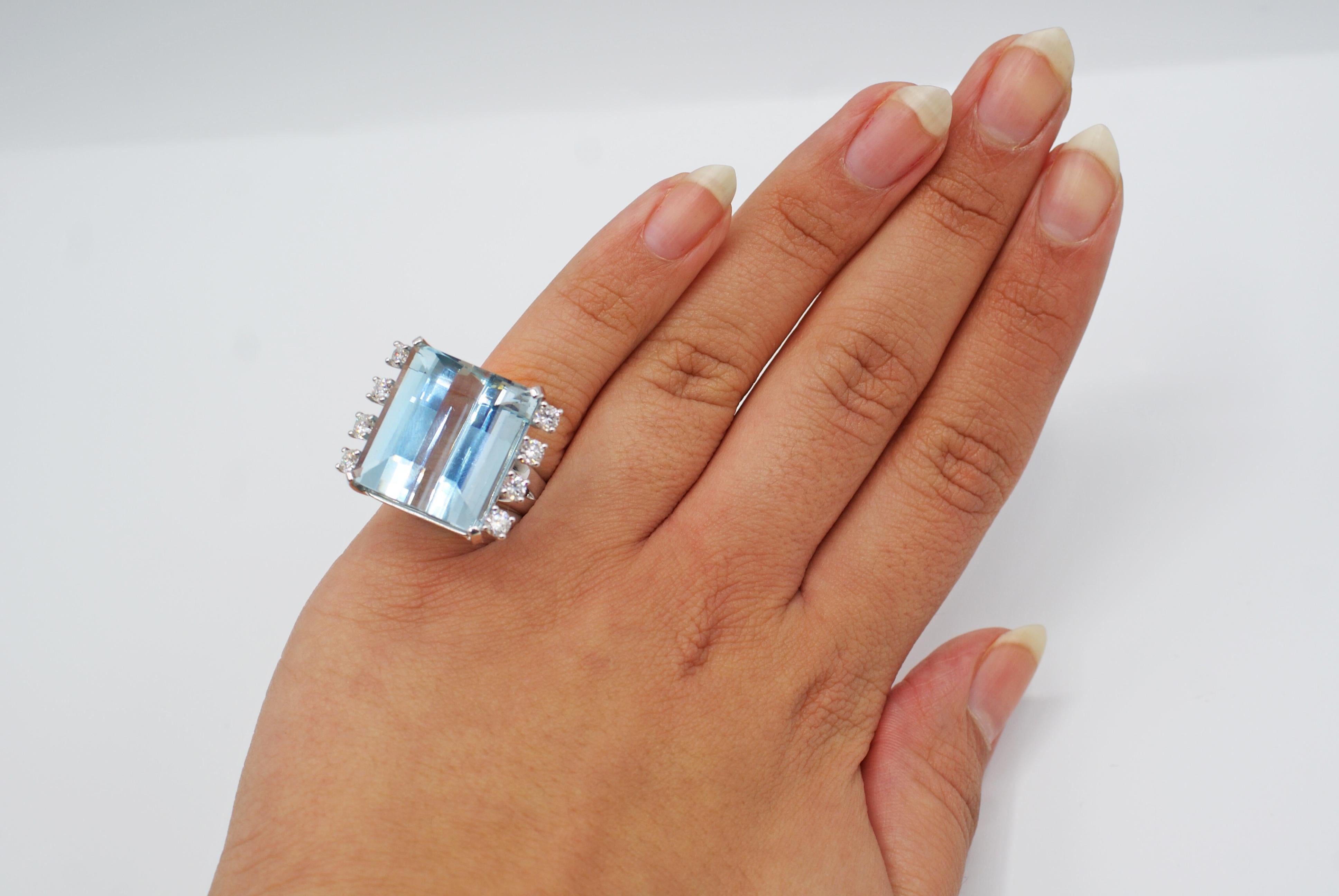 Aquamarine White Gold Diamond Ring In Excellent Condition For Sale In New York, NY