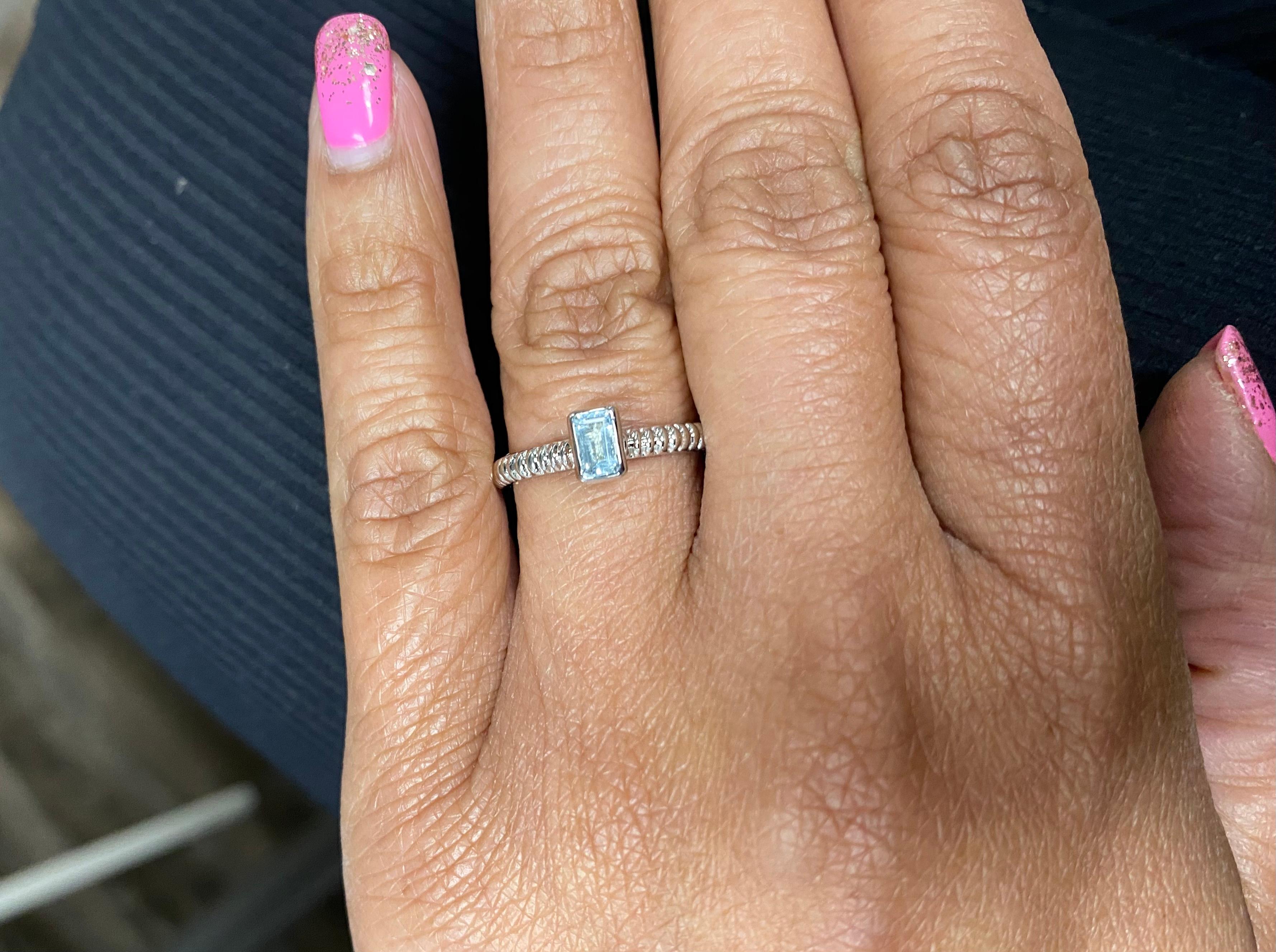 Taille baguette Bague en or blanc avec aigue-marine en vente