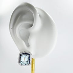 Orecchini con acquamarina, zaffiro blu e diamante in oro bianco 18K