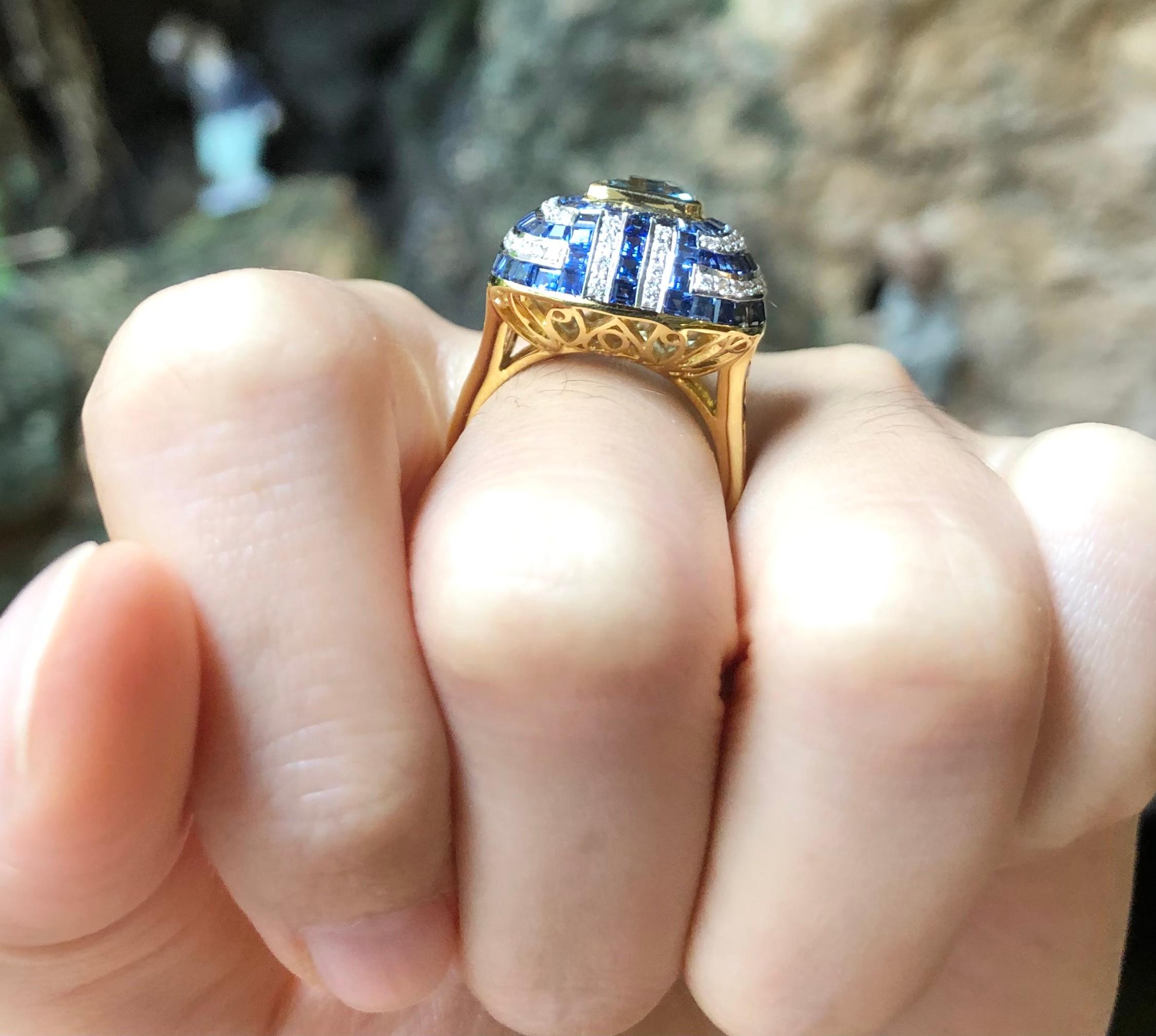 Bague aigue-marine 2,25 carats, saphir bleu 4,72 carats et diamant 0,39 carat sertis dans une monture en or 18 carats

Largeur :  1.5 cm 
Longueur : 2,0 cm
Taille de l'anneau : 54
Poids total : 12,14 grammes

