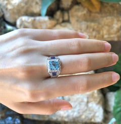 Anillo de aguamarina con zafiro azul y diamantes engastado en oro blanco de 18 quilates