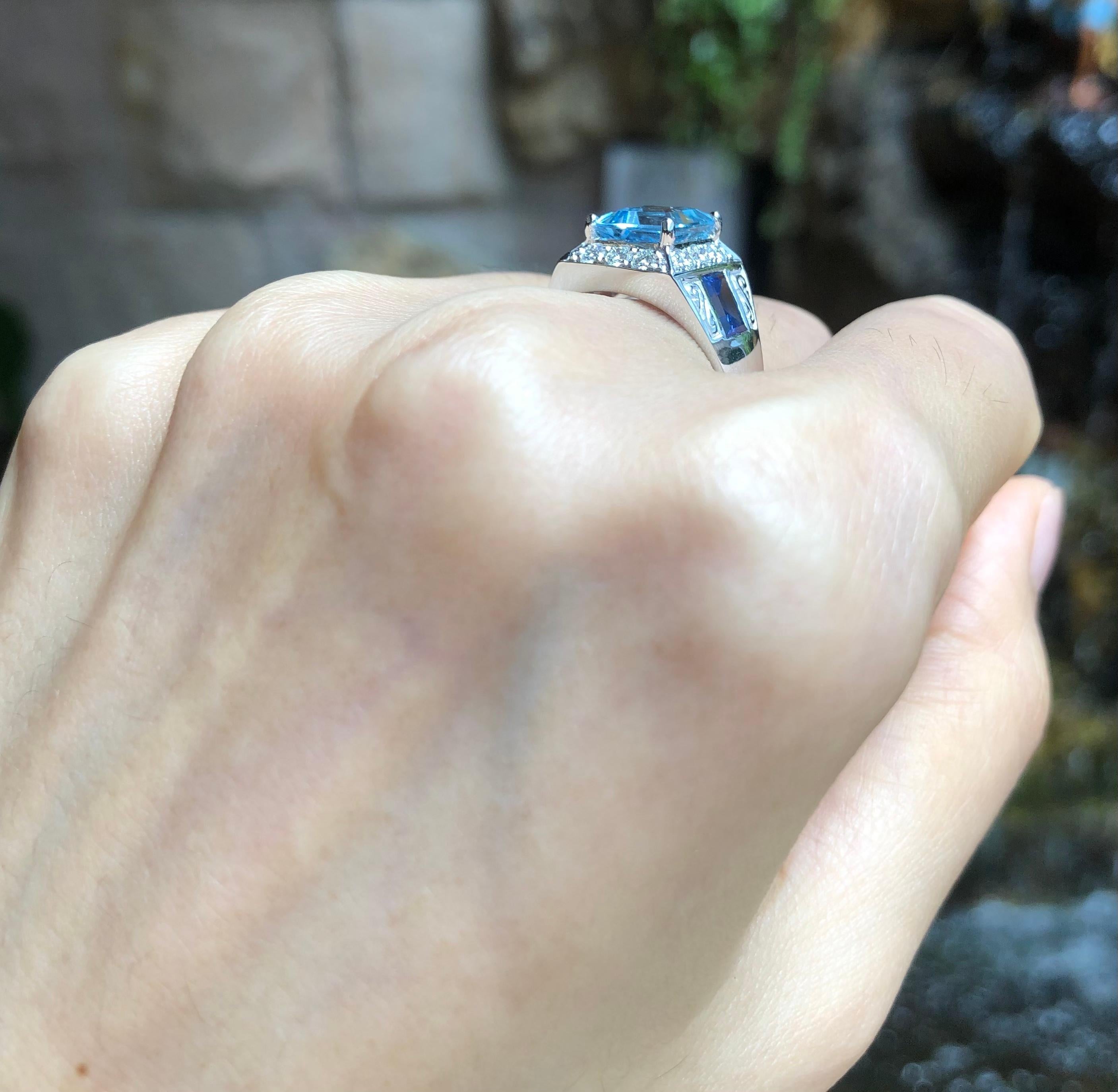 Ring aus 18 Karat Weißgold mit Aquamarin, blauem Saphir und Diamant im Angebot 1