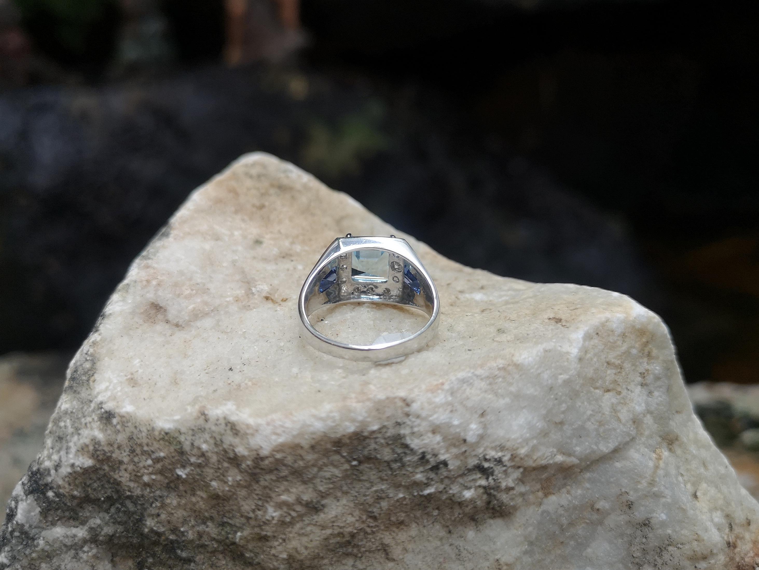 Ring aus 18 Karat Weißgold mit Aquamarin, blauem Saphir und Diamant im Angebot 3