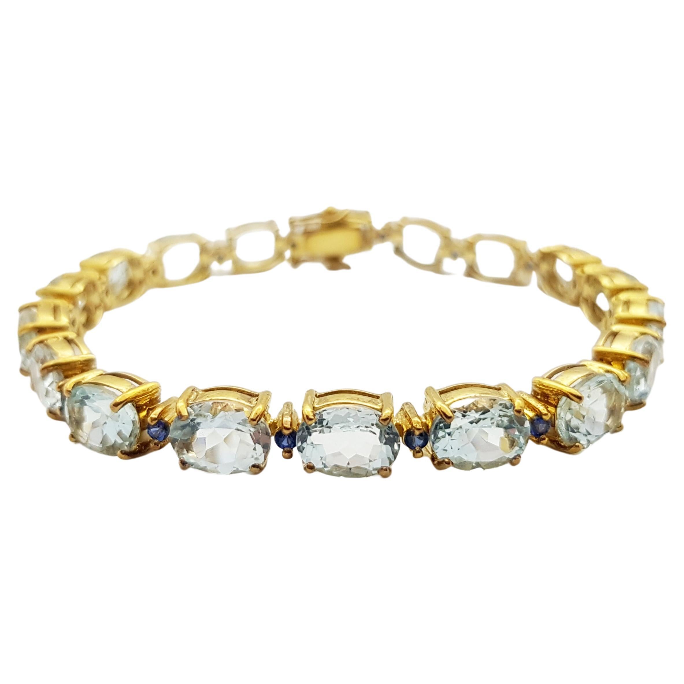 Bracelet en aigue-marine et saphirs bleus serti dans des montures en or 18 carats en vente