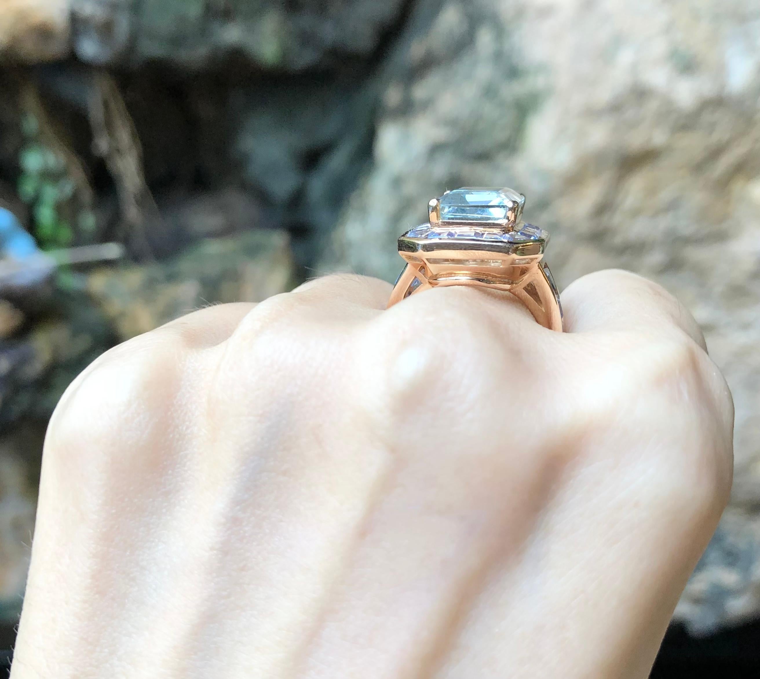 Taille émeraude Bague en aigue-marine et saphir bleu sertie dans des montures en or rose 18 carats en vente