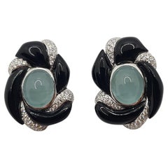 Boucles d'oreilles en aigue-marine et diamants sertis dans des montures en or blanc 18 carats