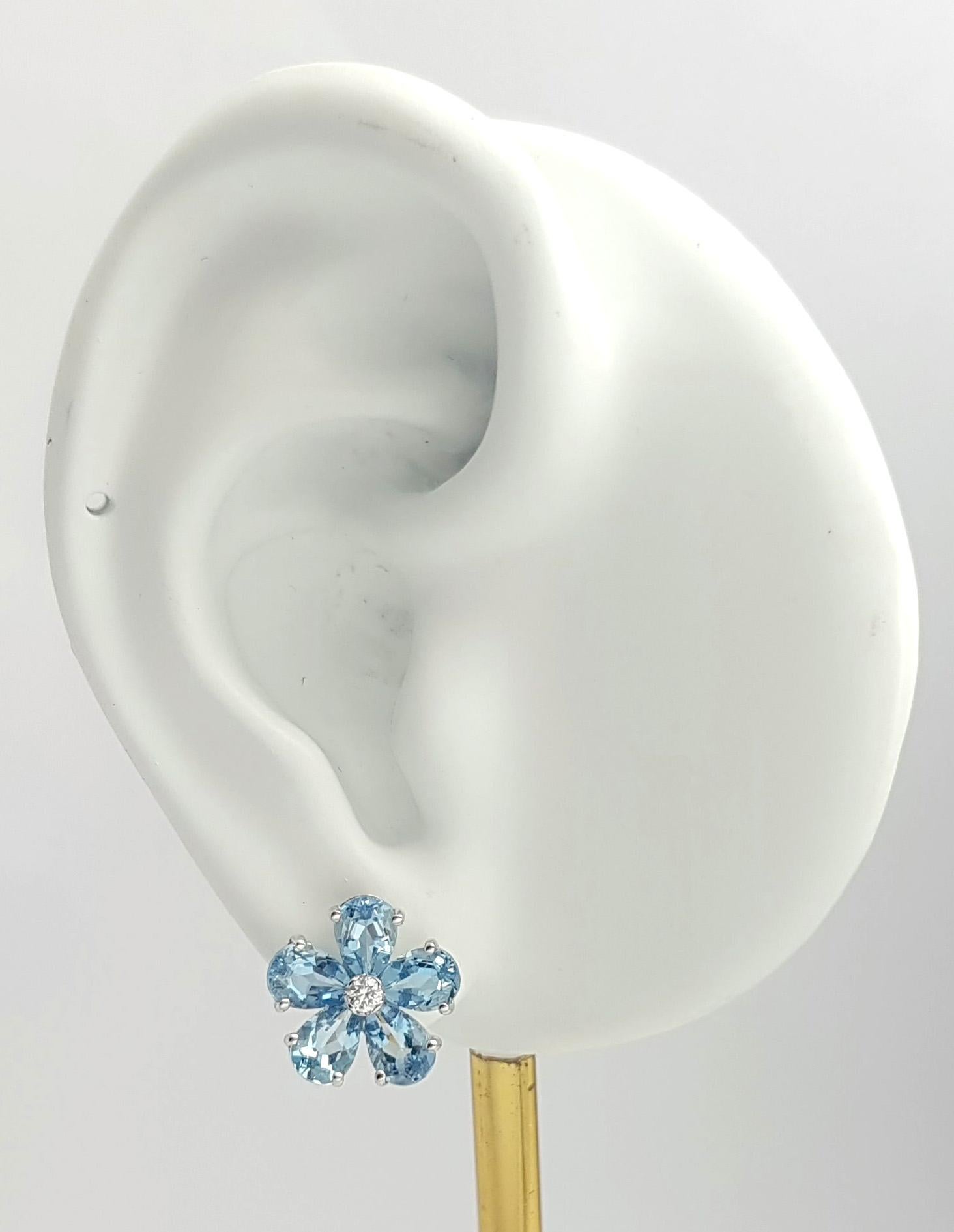 Orecchini con acquamarina da 3,72 carati e diamante da 0,08 carati con montatura in oro bianco 18 carati

Larghezza: 1.2 cm 
Lunghezza: 1.2 cm
Peso: 4.32 grammi


