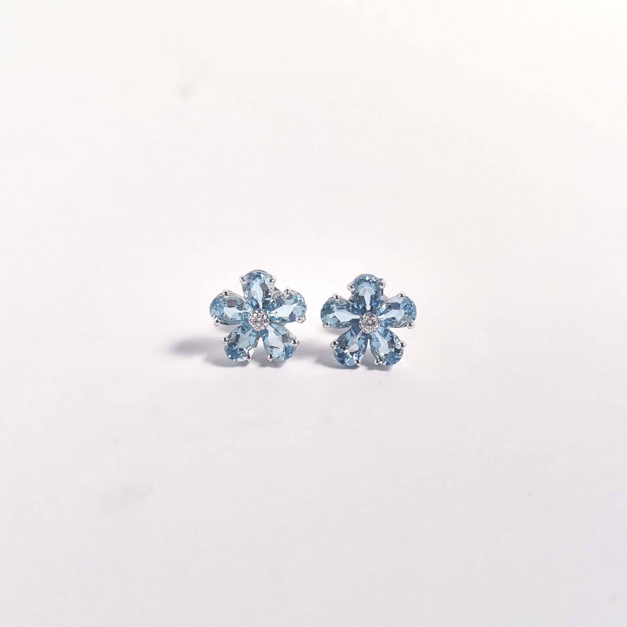 Taglio a goccia Orecchini con fiori di acquamarina e diamanti con montatura in oro bianco 18 carati in vendita