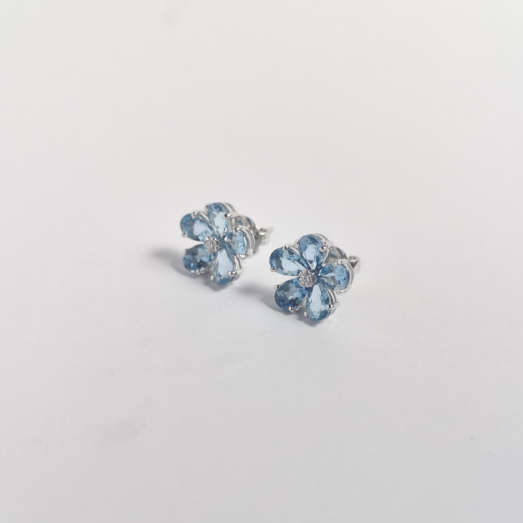 Orecchini con fiori di acquamarina e diamanti con montatura in oro bianco 18 carati In condizioni Nuovo in vendita a Bangkok, TH