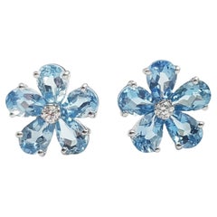 Pendientes de aguamarina con flor de diamantes engastados en oro blanco de 18 quilates