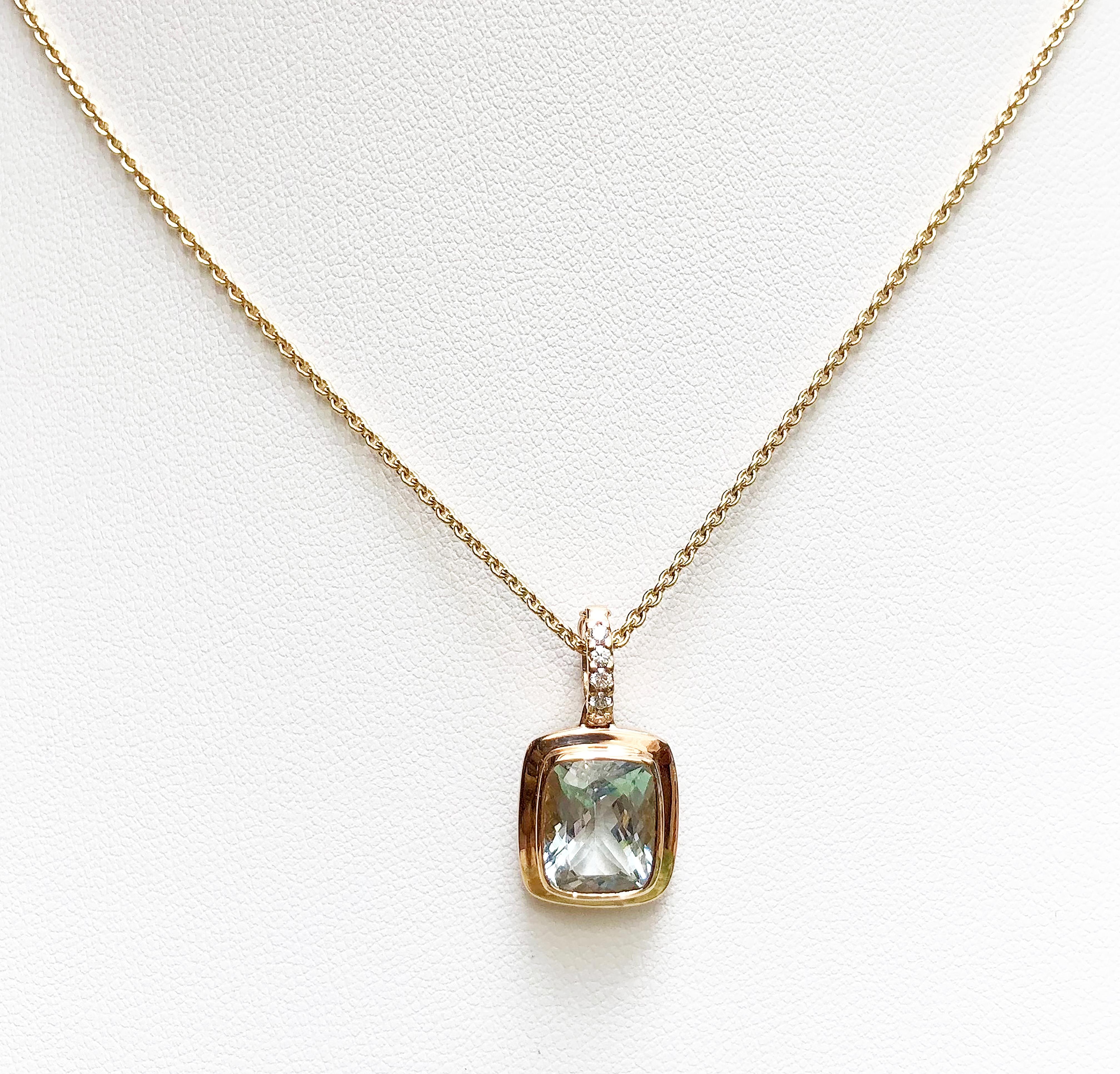 Pendentif aigue-marine 2,92 carats et diamant 0,07 carat sertis dans une monture en or rose 18 carats
(chaîne non incluse)

Largeur :  1.2 cm 
Longueur : 2,3 cm
Poids total : 3,58 grammes

