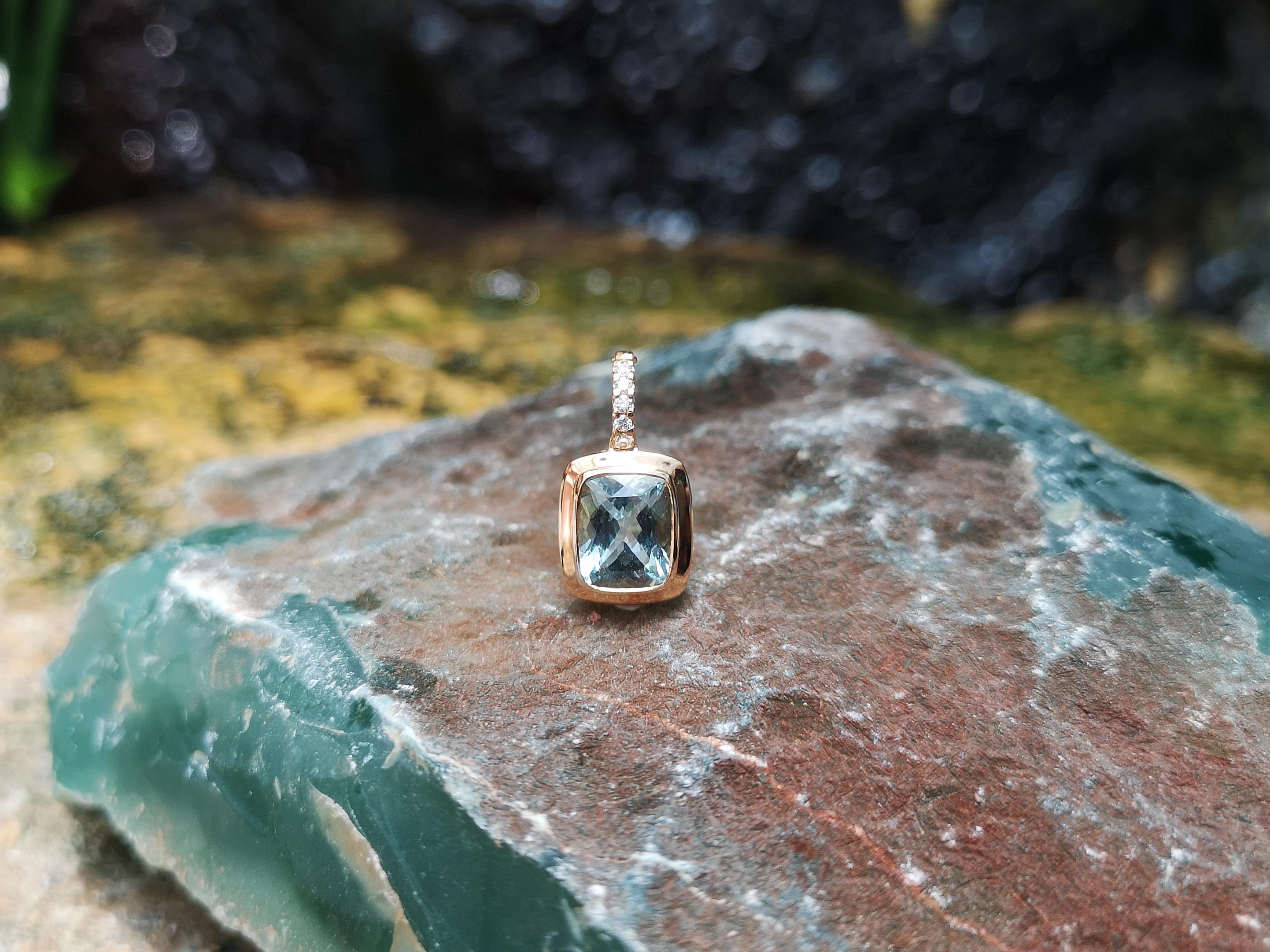 Contemporain Pendentif en aigue-marine et diamants serti dans des montures en or rose 18 carats en vente