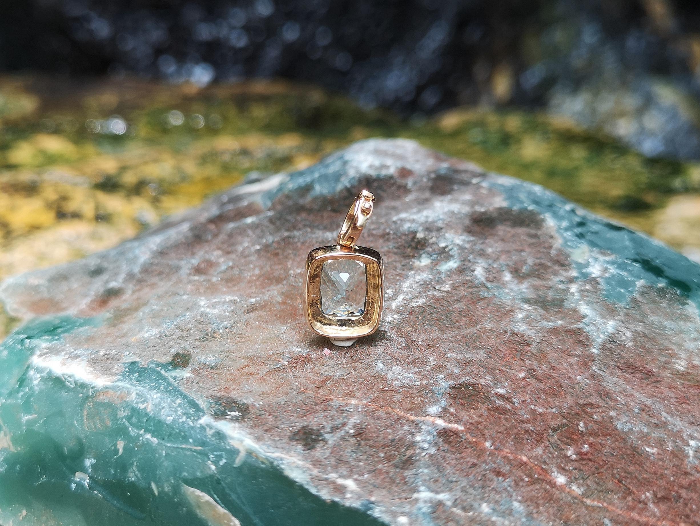 Pendentif en aigue-marine et diamants serti dans des montures en or rose 18 carats Neuf - En vente à Bangkok, TH