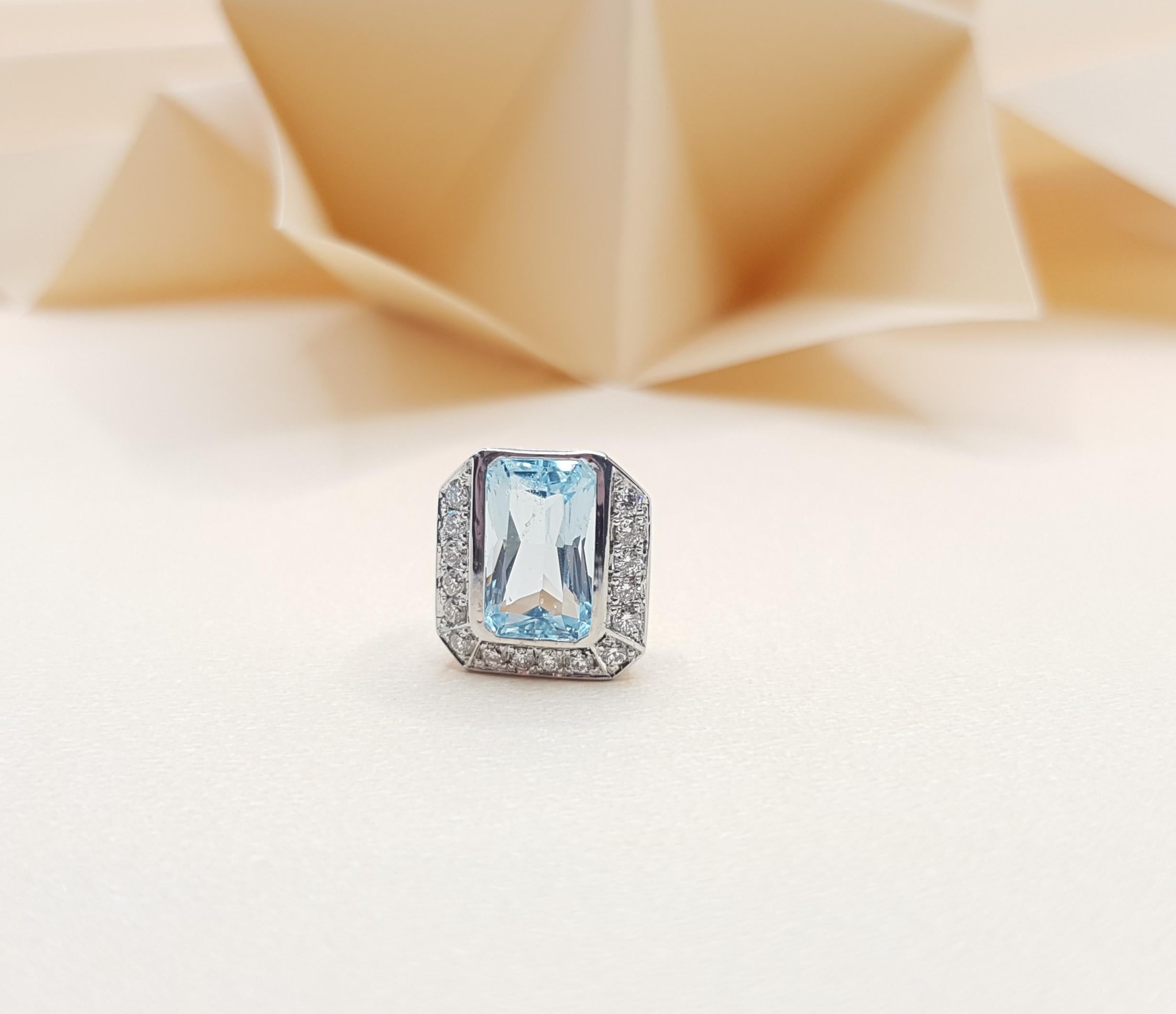 Contemporary Aquamarine with Diamond Pendant Set in 18 Karat White Gold Settings For Sale