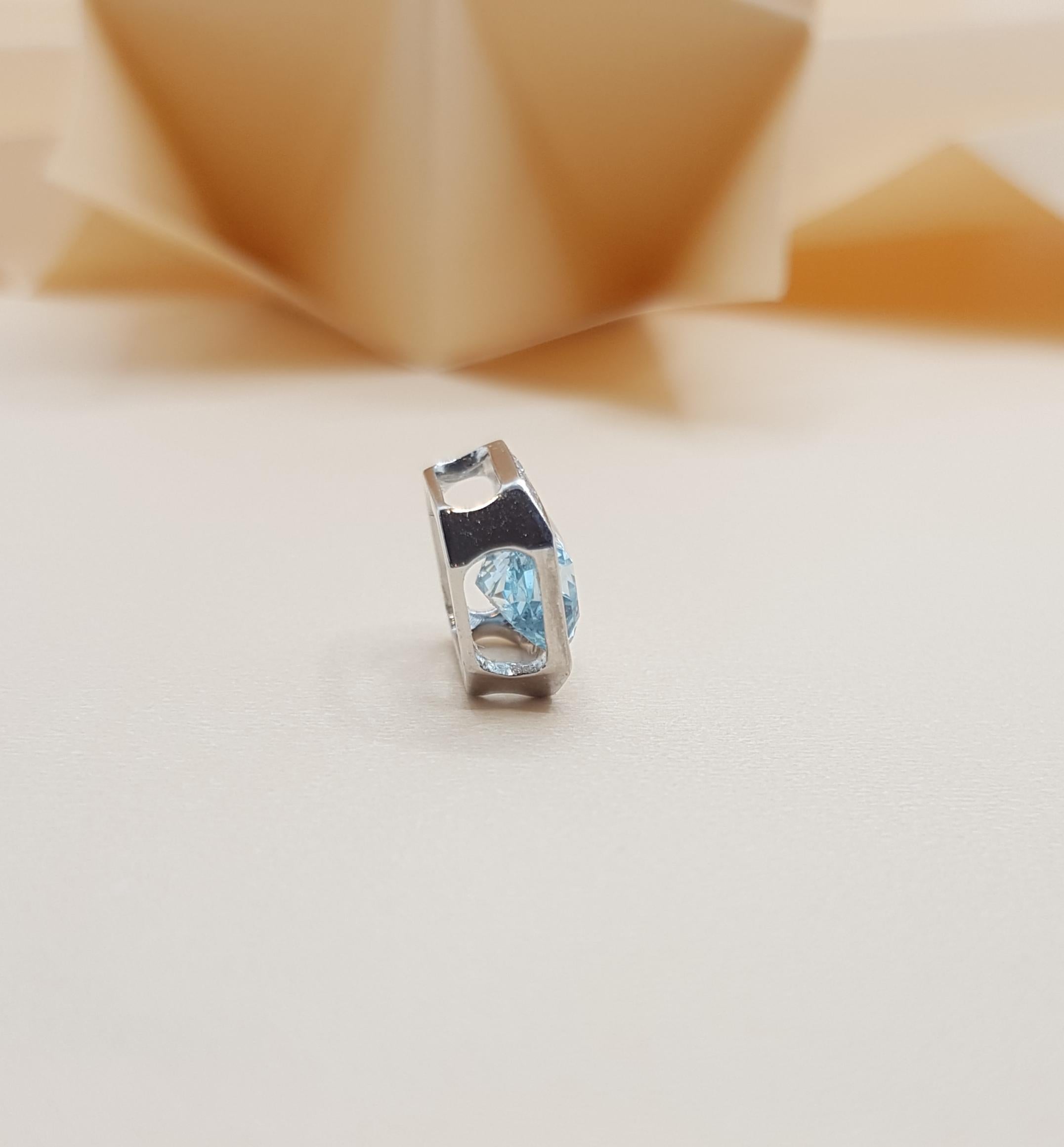 Aquamarine with Diamond Pendant Set in 18 Karat White Gold Settings For Sale 1