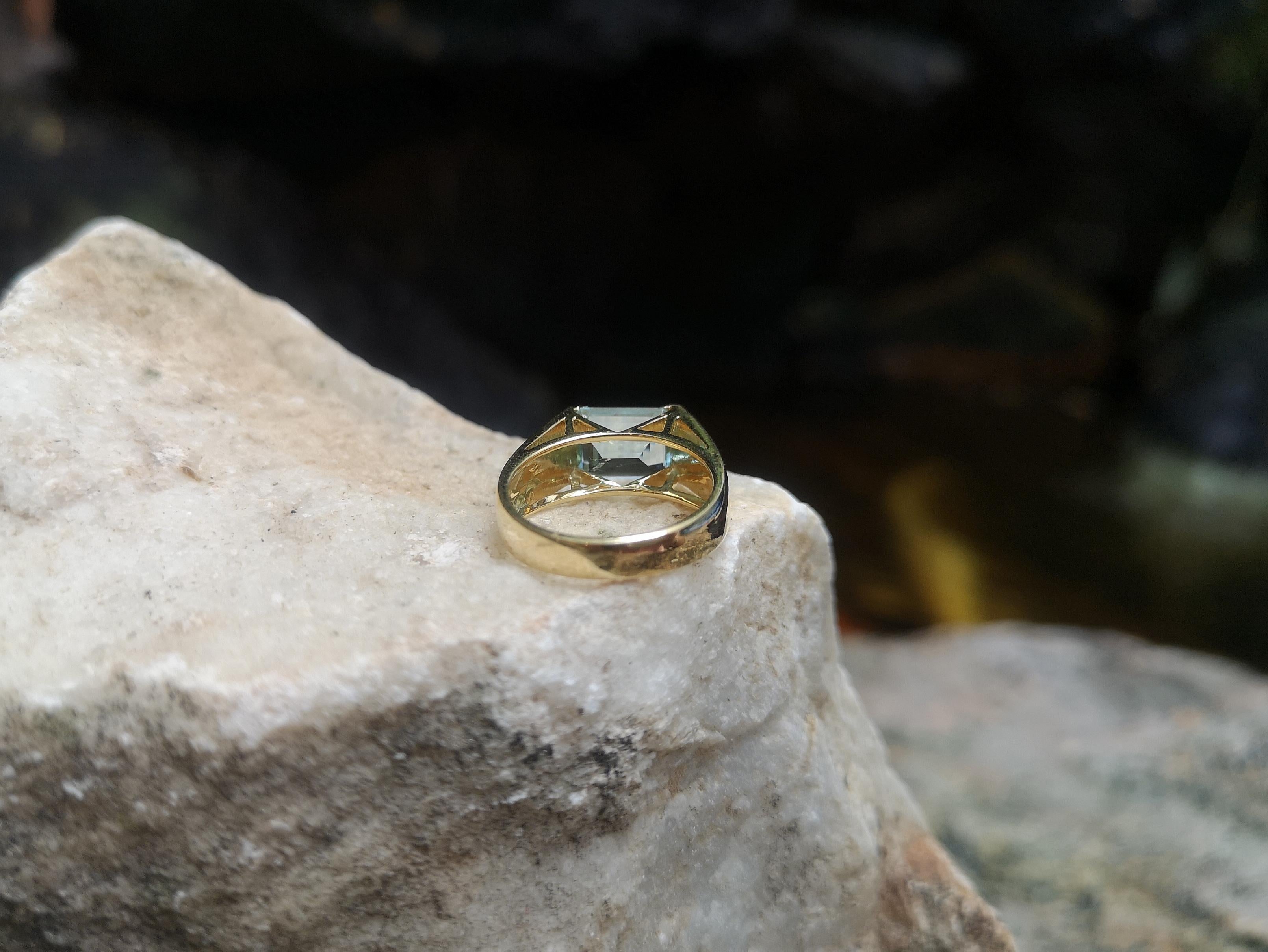 Aquamarine with Diamond Ring Set in 18 Karat Gold Setting For Sale 4