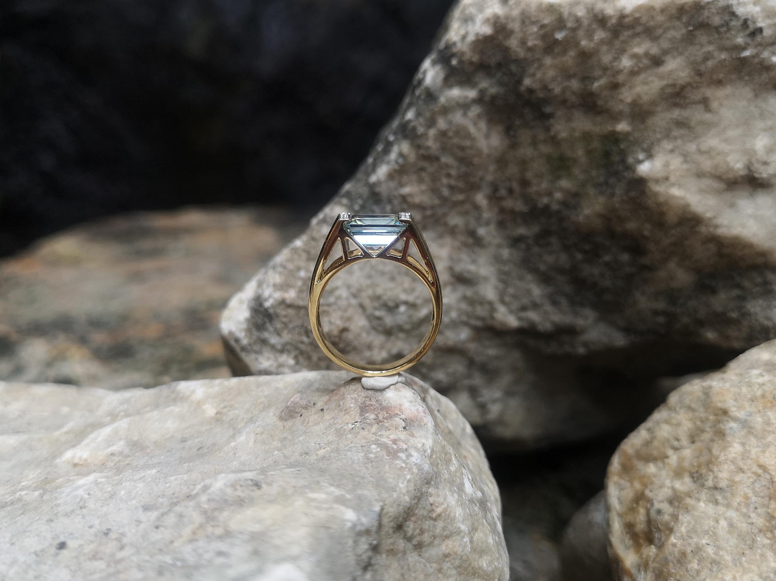Aquamarine with Diamond Ring Set in 18 Karat Gold Setting For Sale 5
