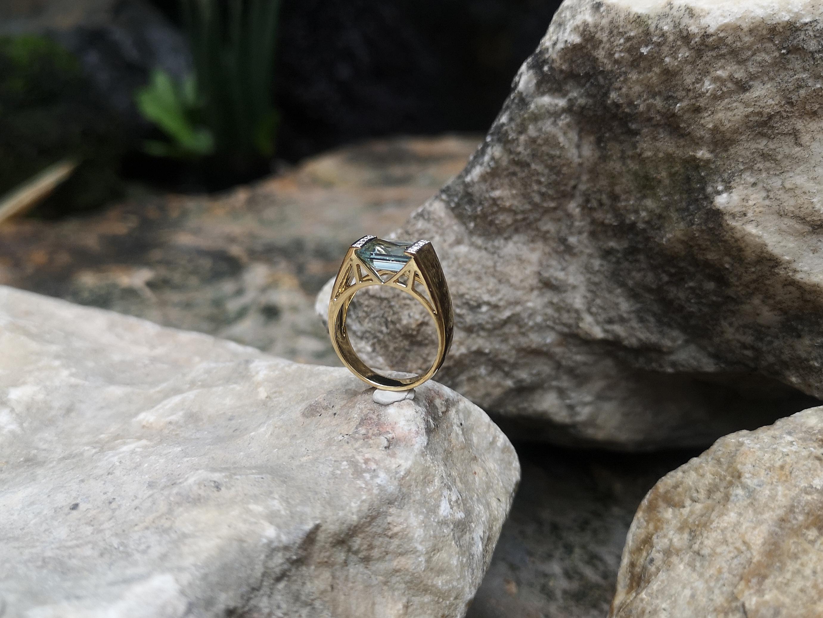 Aquamarine with Diamond Ring Set in 18 Karat Gold Setting For Sale 6