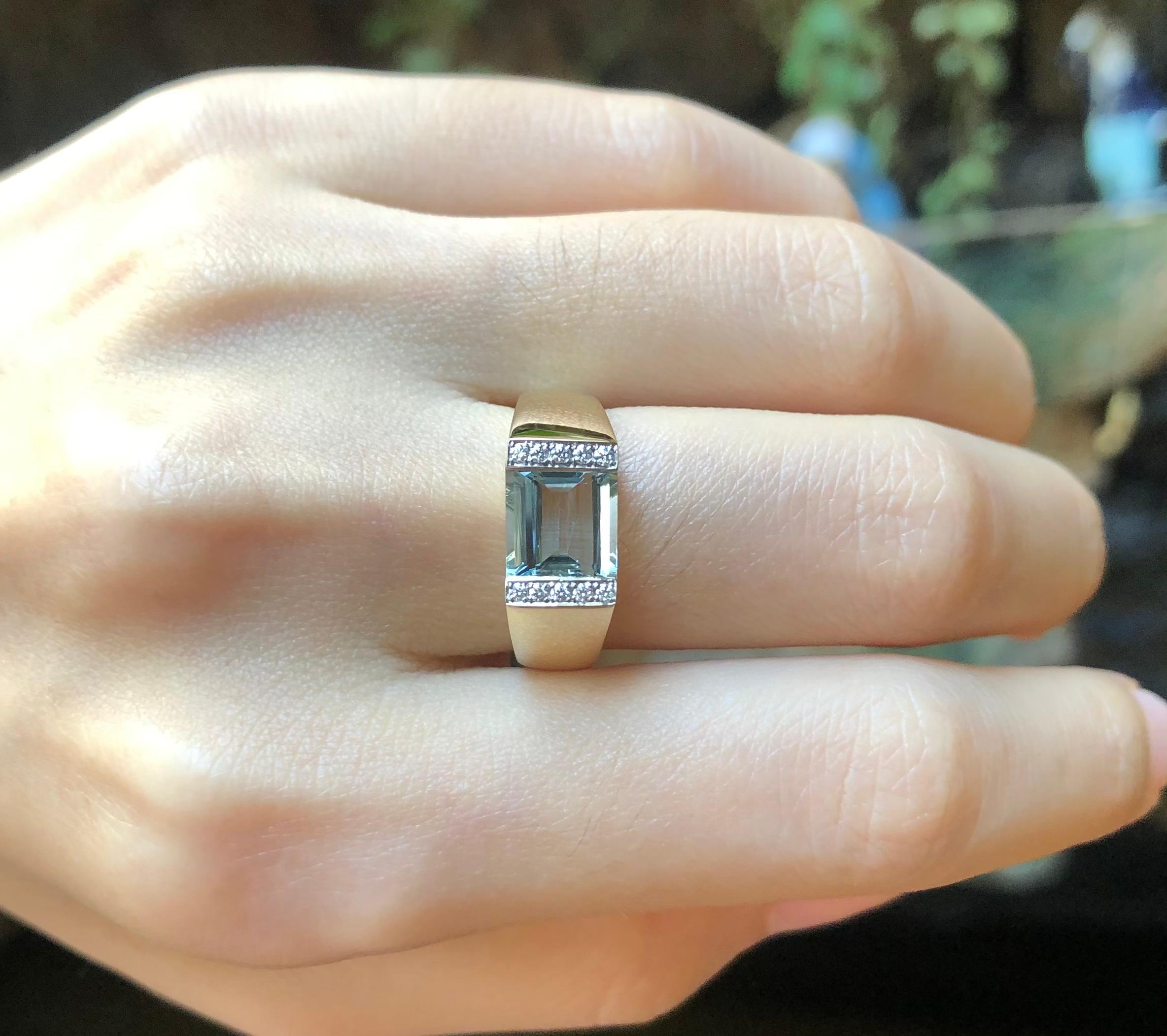 Contemporary Aquamarine with Diamond Ring Set in 18 Karat Gold Setting For Sale