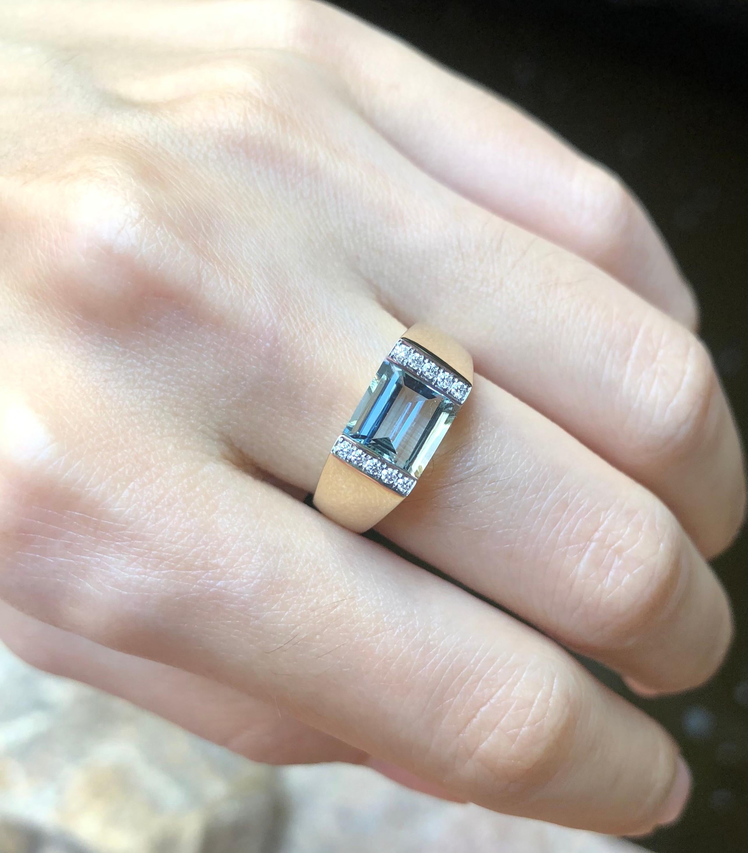 Aquamarine with Diamond Ring Set in 18 Karat Gold Setting In New Condition For Sale In Bangkok, TH