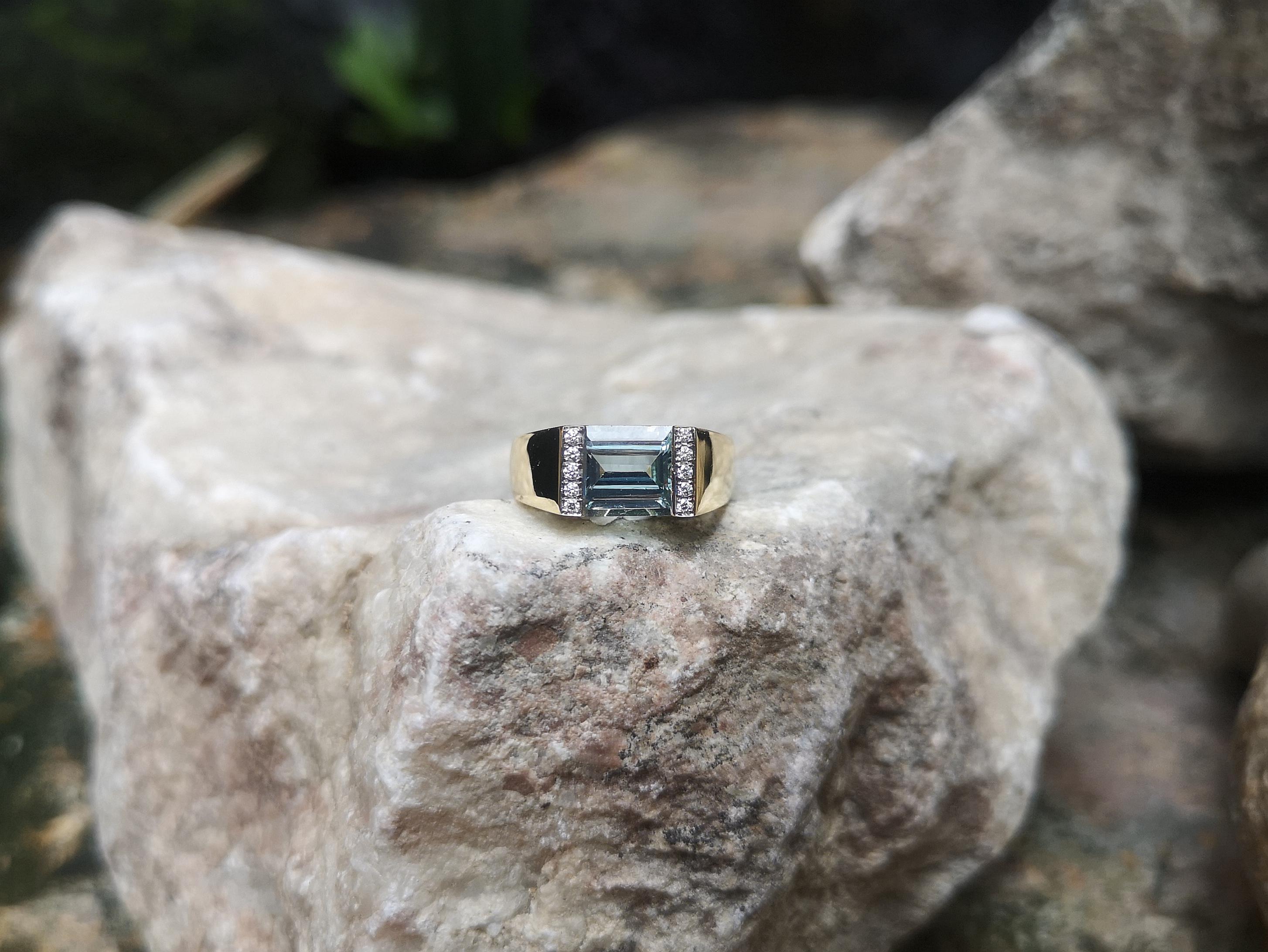 Aquamarine with Diamond Ring Set in 18 Karat Gold Setting For Sale 2