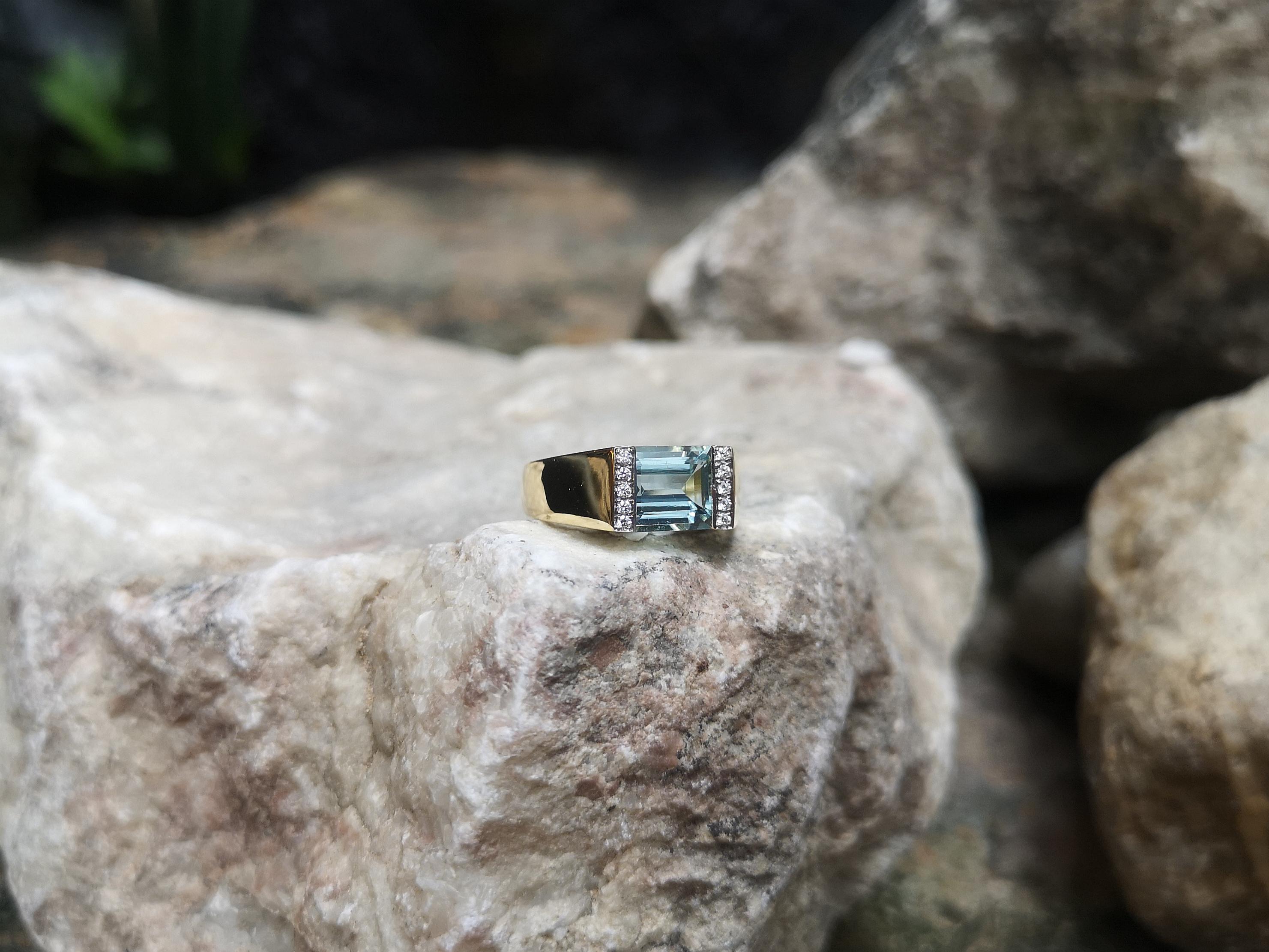 Aquamarine with Diamond Ring Set in 18 Karat Gold Setting For Sale 3