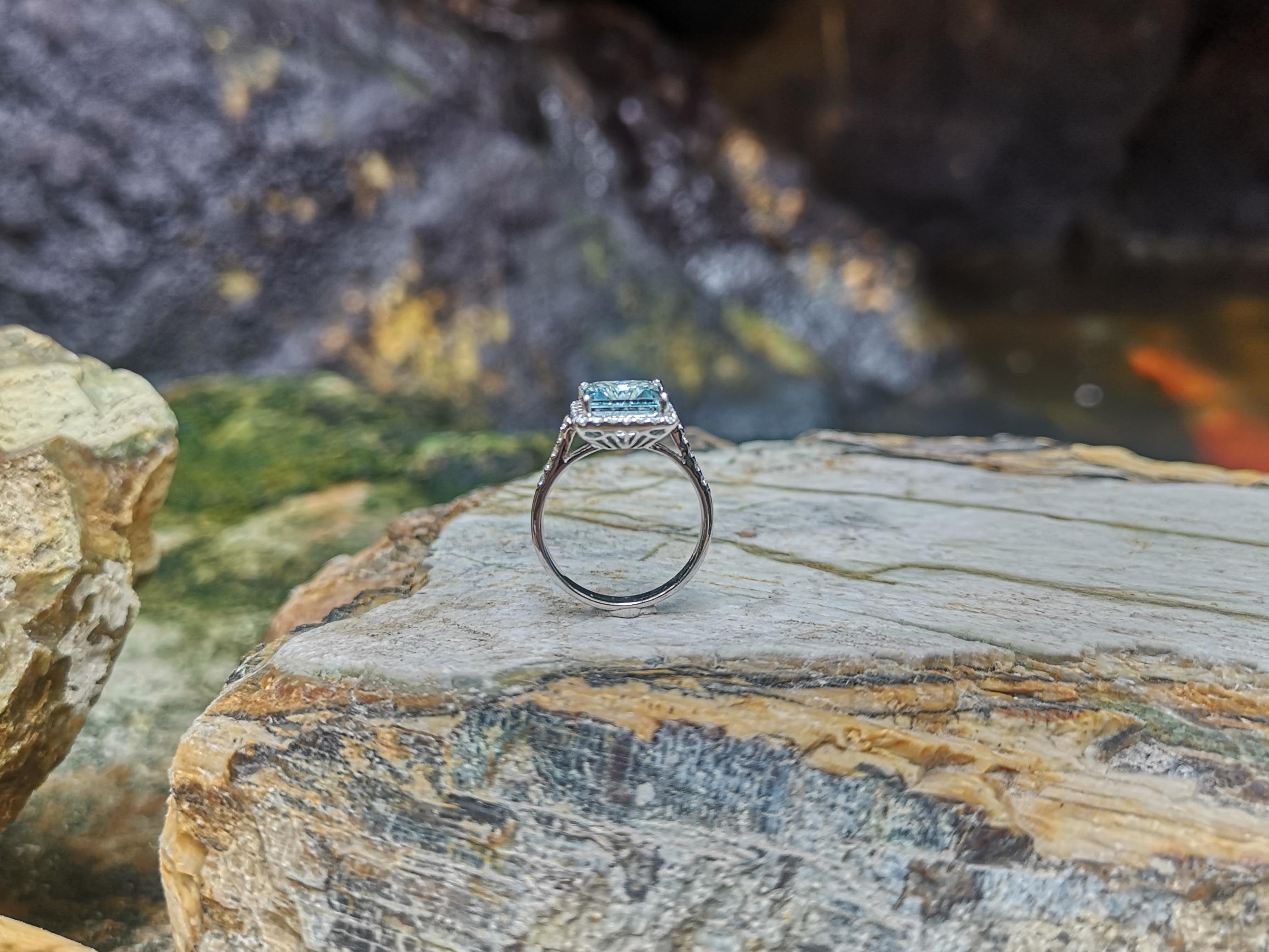 Anillo de aguamarina con diamantes engarzado en oro blanco de 18 quilates en venta 5