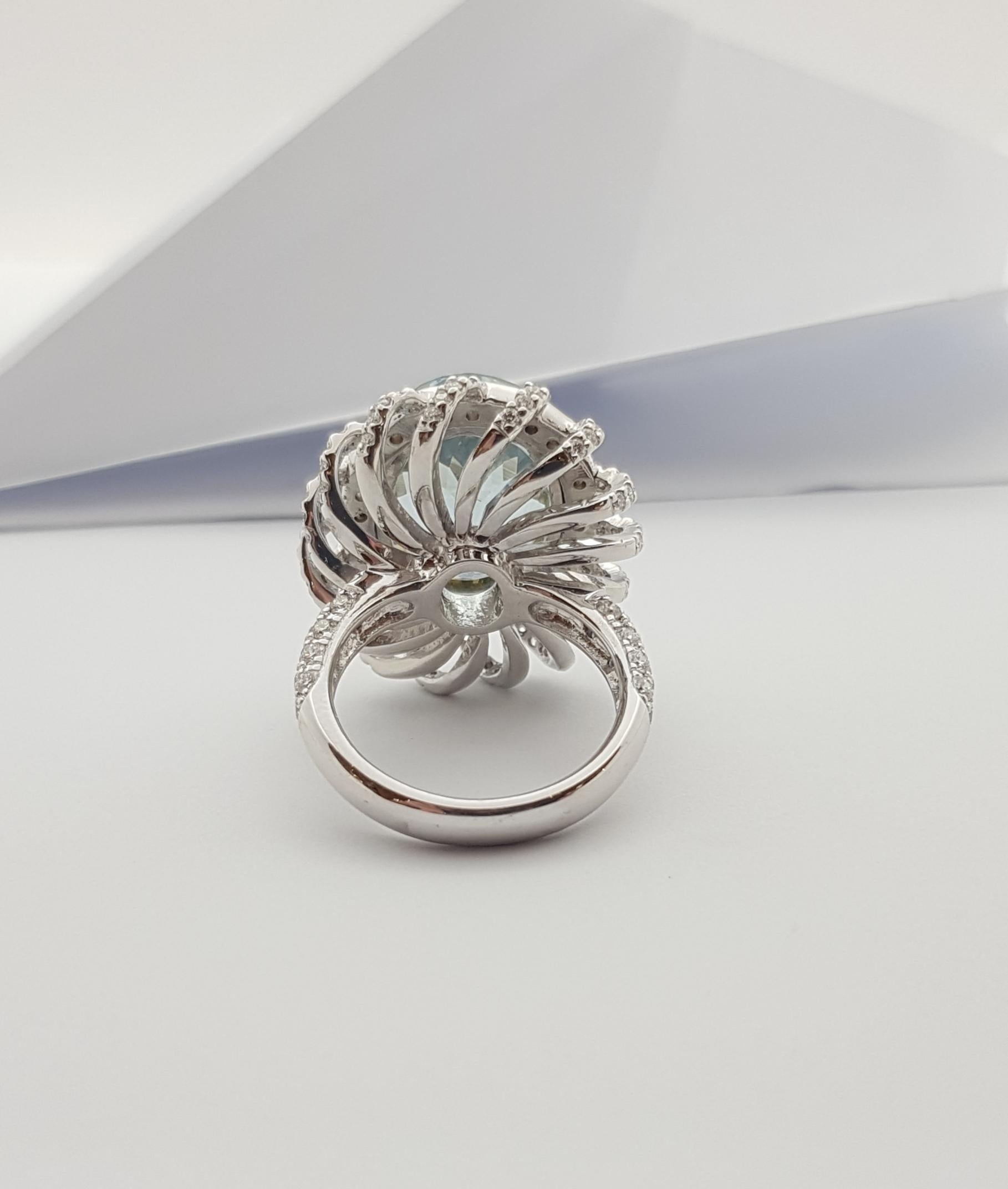 Anillo de aguamarina con diamantes engarzado en oro blanco de 18 quilates en venta 5