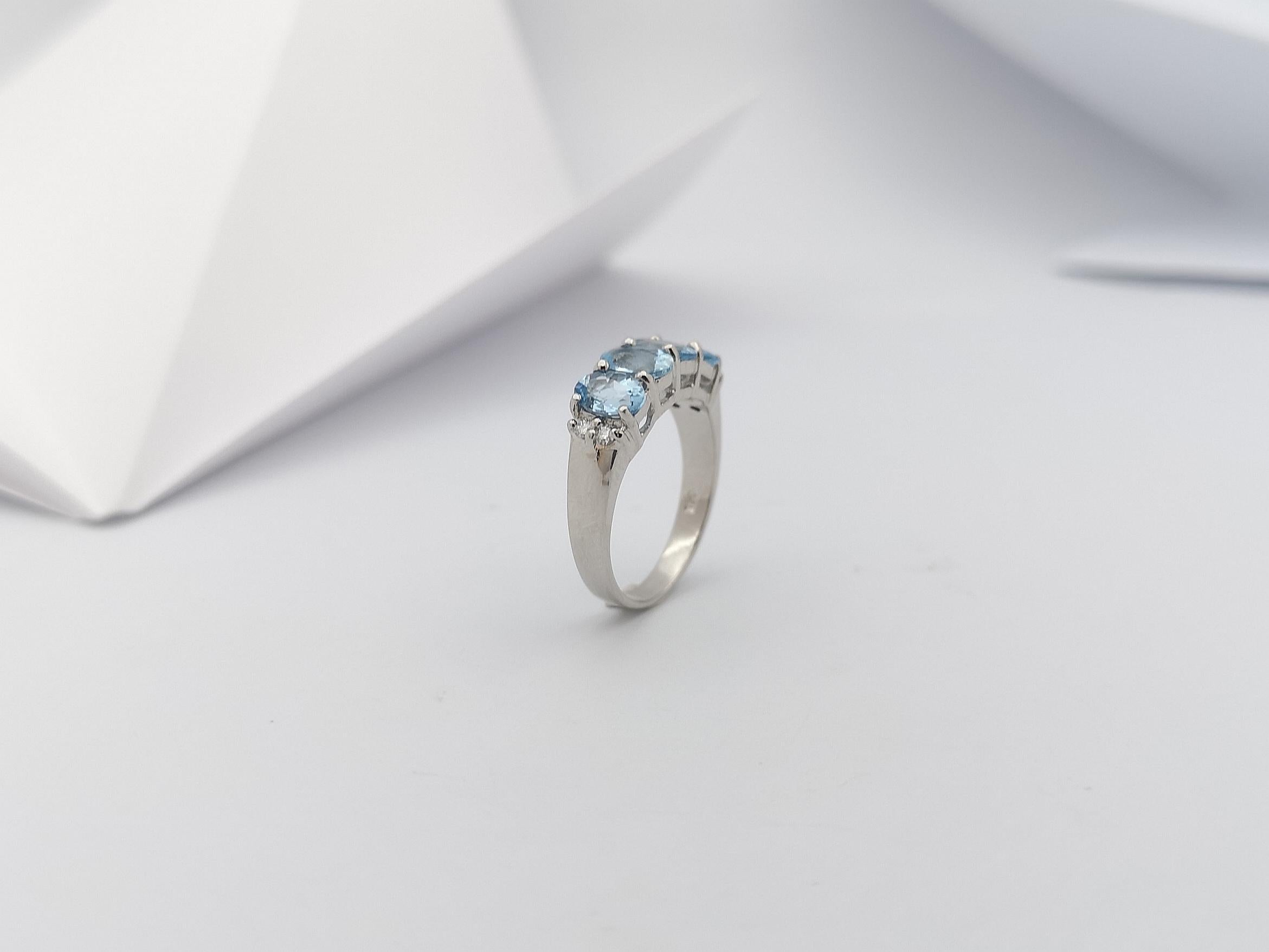 Aquamarine with Diamond Ring Set in 18 Karat White Gold Settings For Sale 4