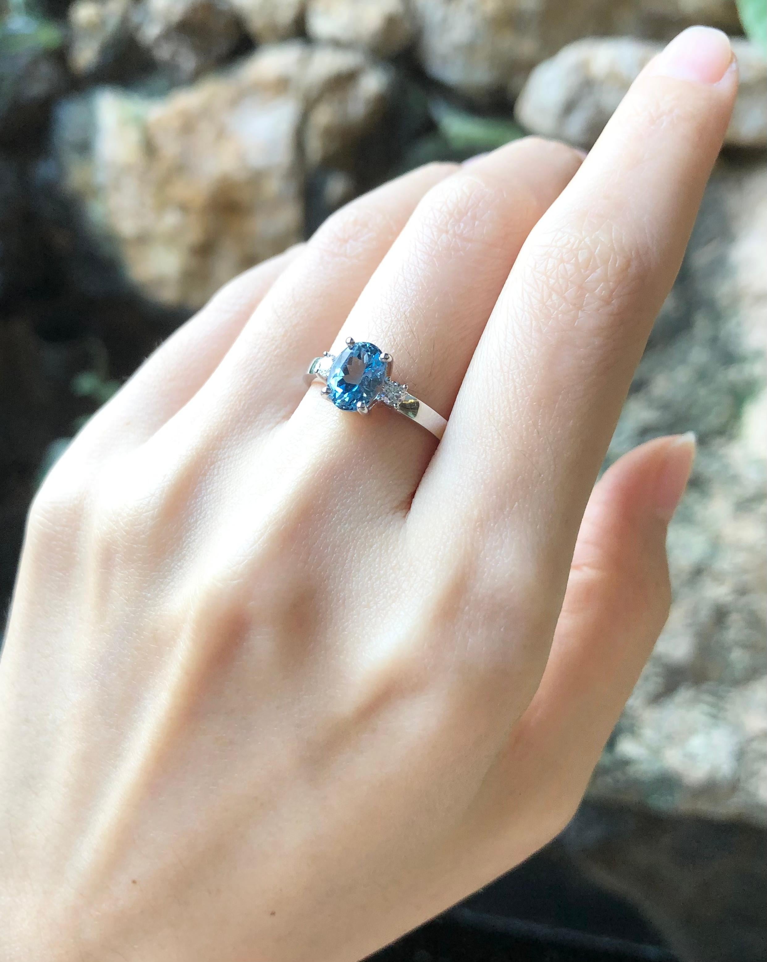 anillo de aguamarina y oro blanco