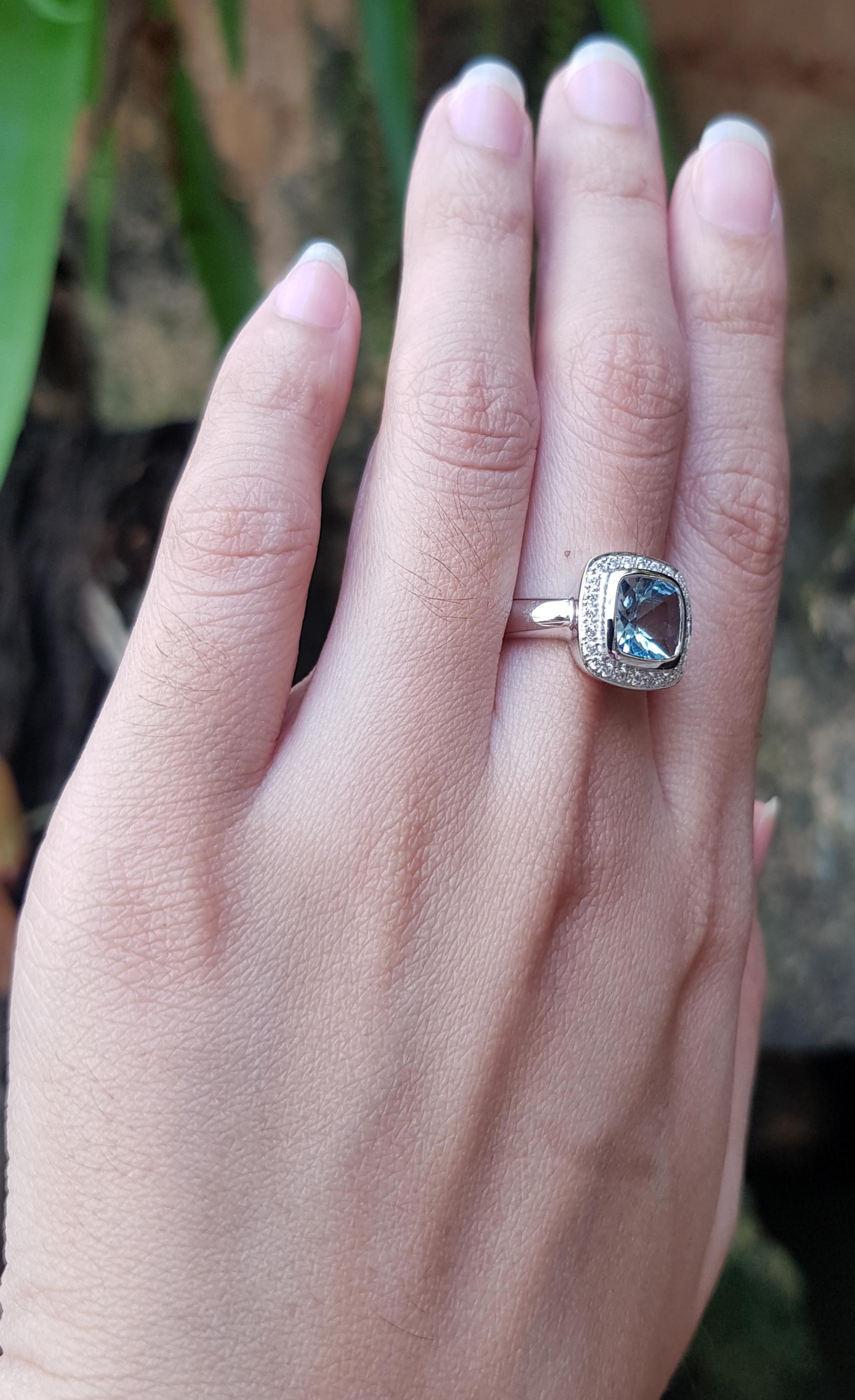 Aquamarin mit Diamantring aus 18 Karat Weißgold in Fassungen (Kissenschliff) im Angebot