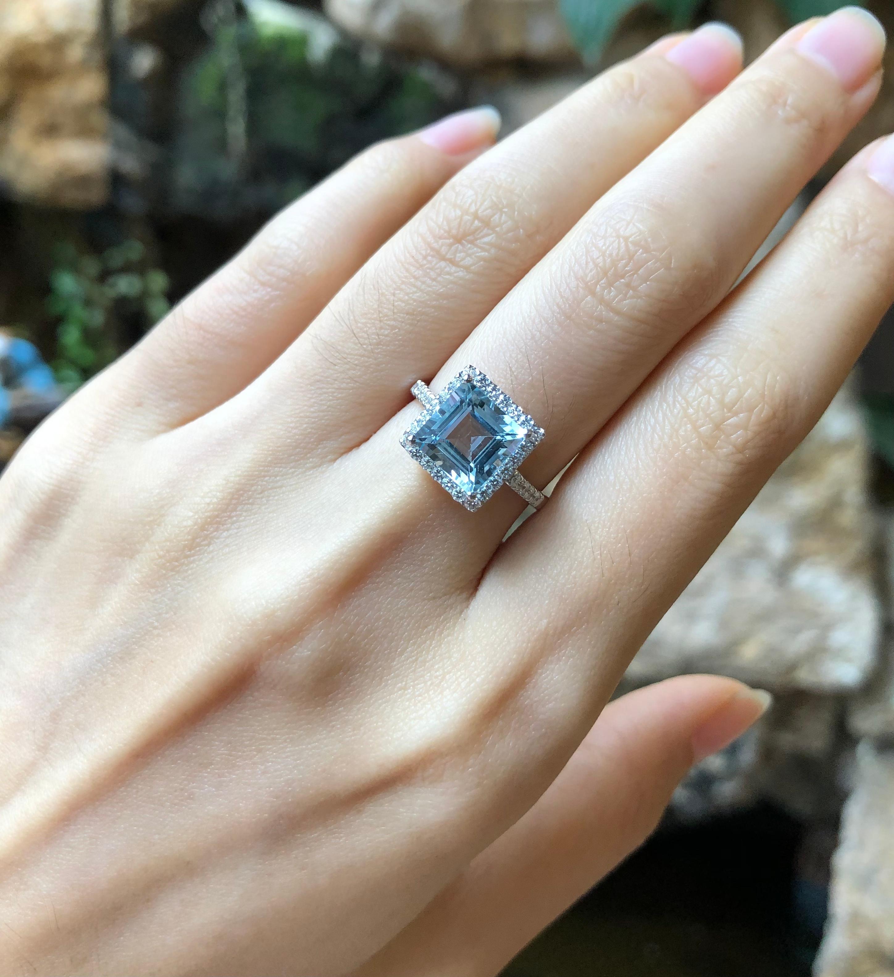 Contemporary Aquamarine with Diamond Ring Set in 18 Karat White Gold Settings For Sale