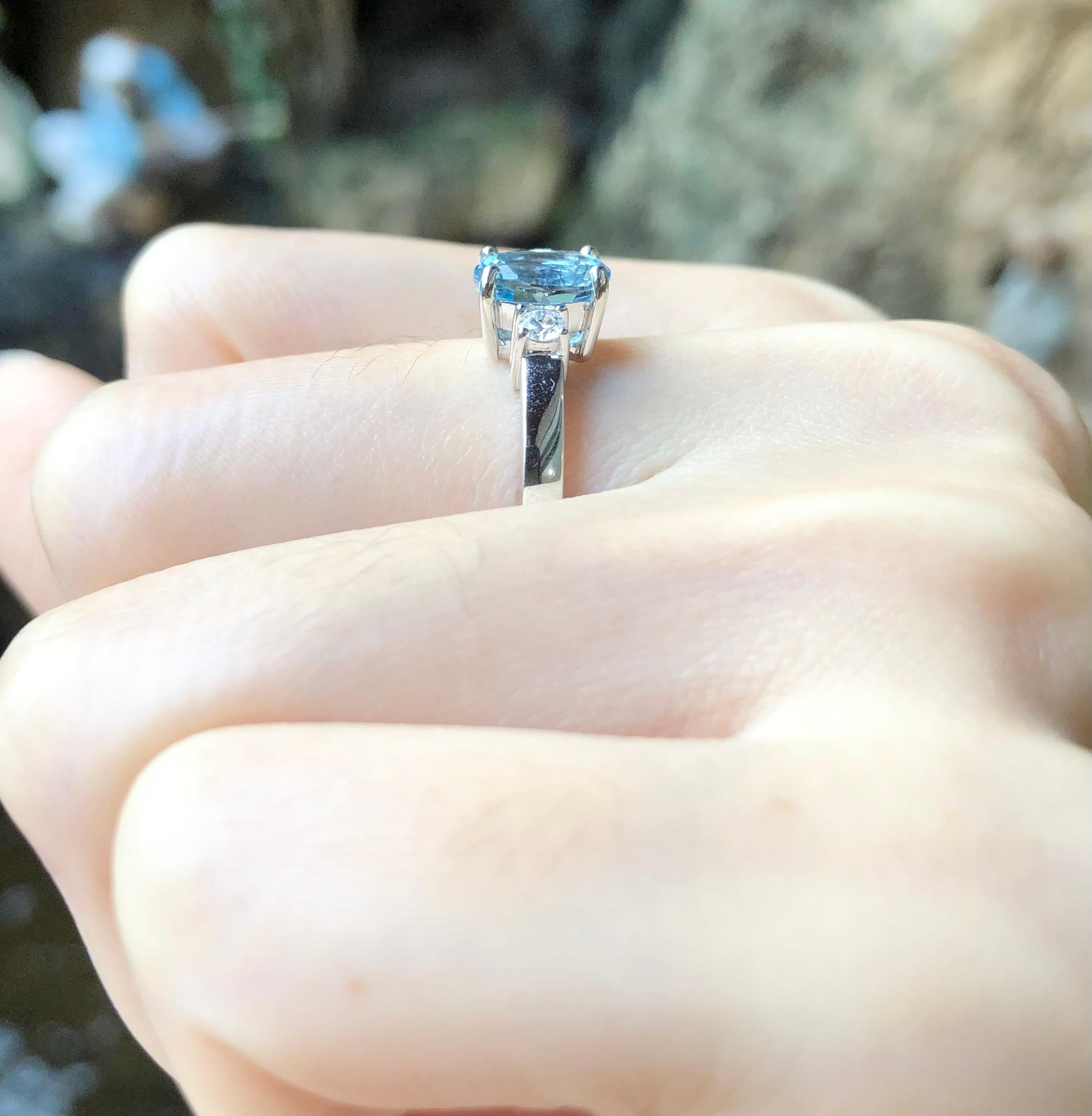 Oval Cut Aquamarine with Diamond Ring Set in 18 Karat White Gold Settings For Sale