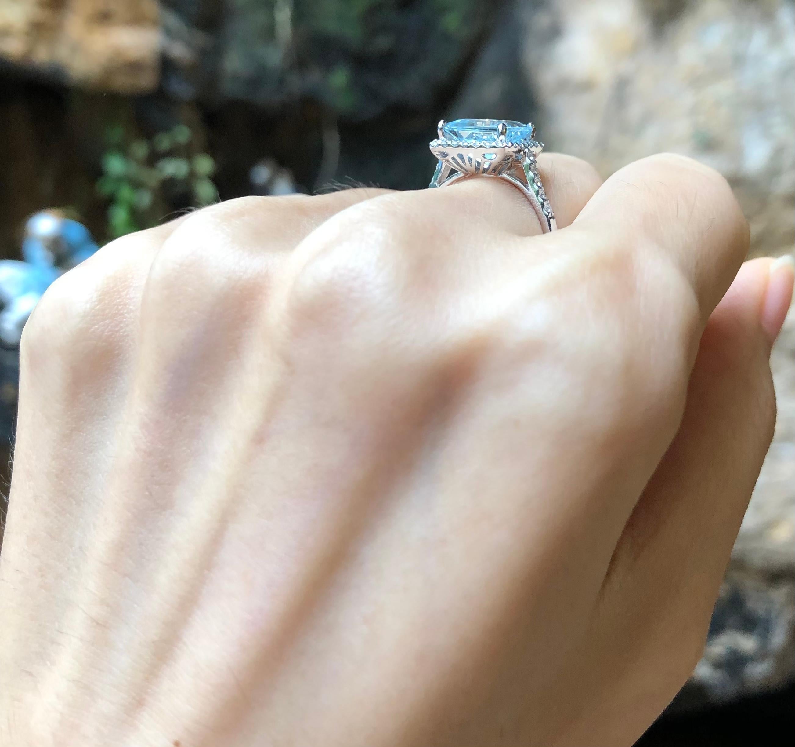 Anillo de aguamarina con diamantes engarzado en oro blanco de 18 quilates en venta 1
