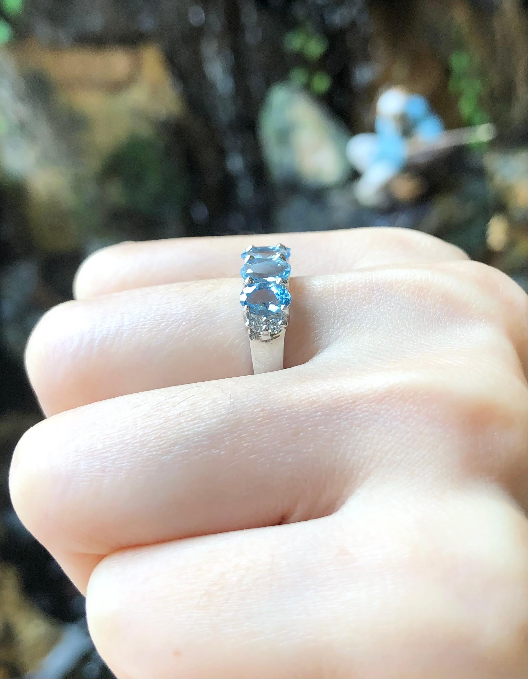 Oval Cut Aquamarine with Diamond Ring Set in 18 Karat White Gold Settings For Sale