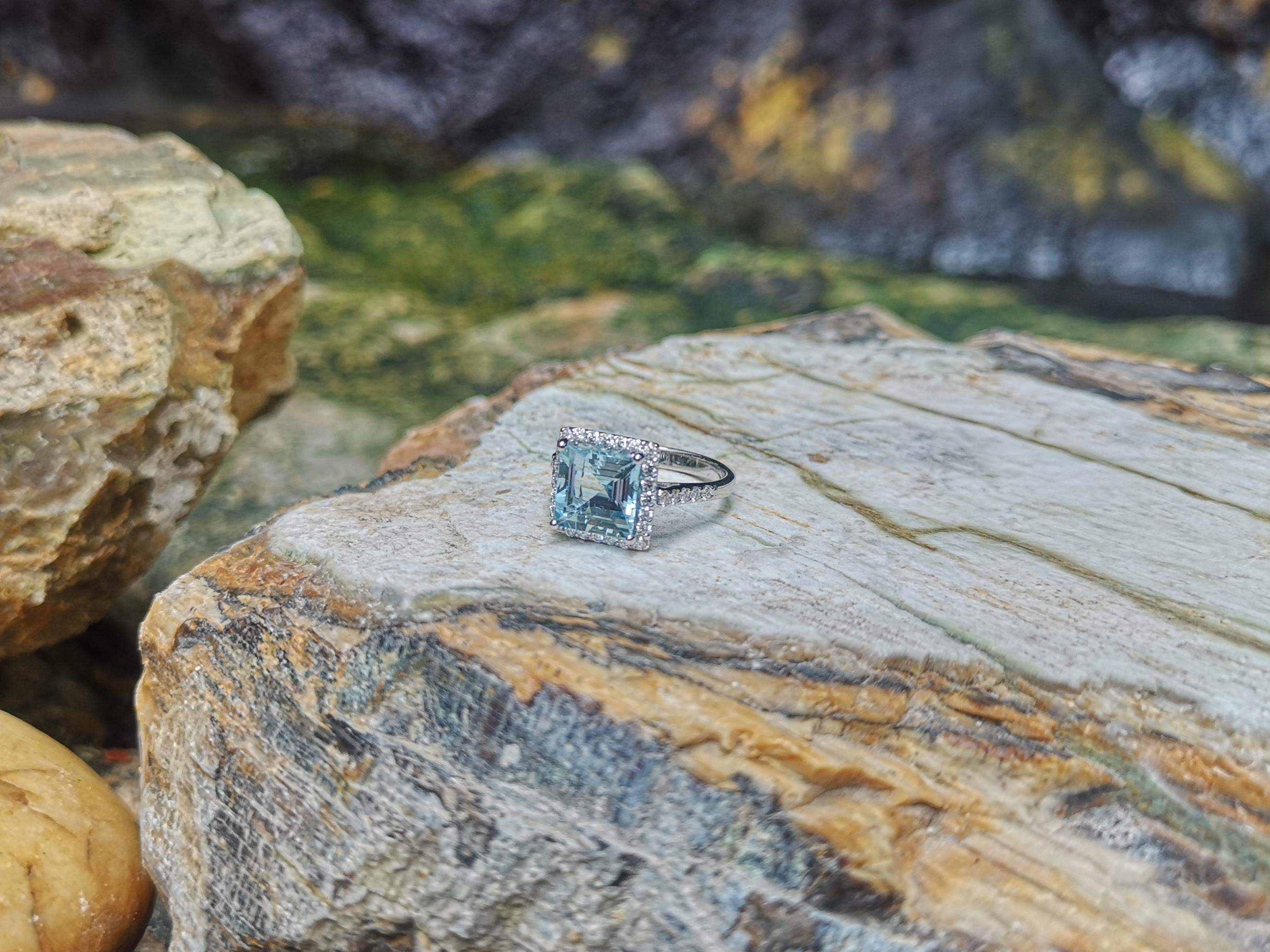 Aquamarine with Diamond Ring Set in 18 Karat White Gold Settings For Sale 1