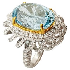 Anillo de aguamarina con diamantes engarzado en oro blanco de 18 quilates