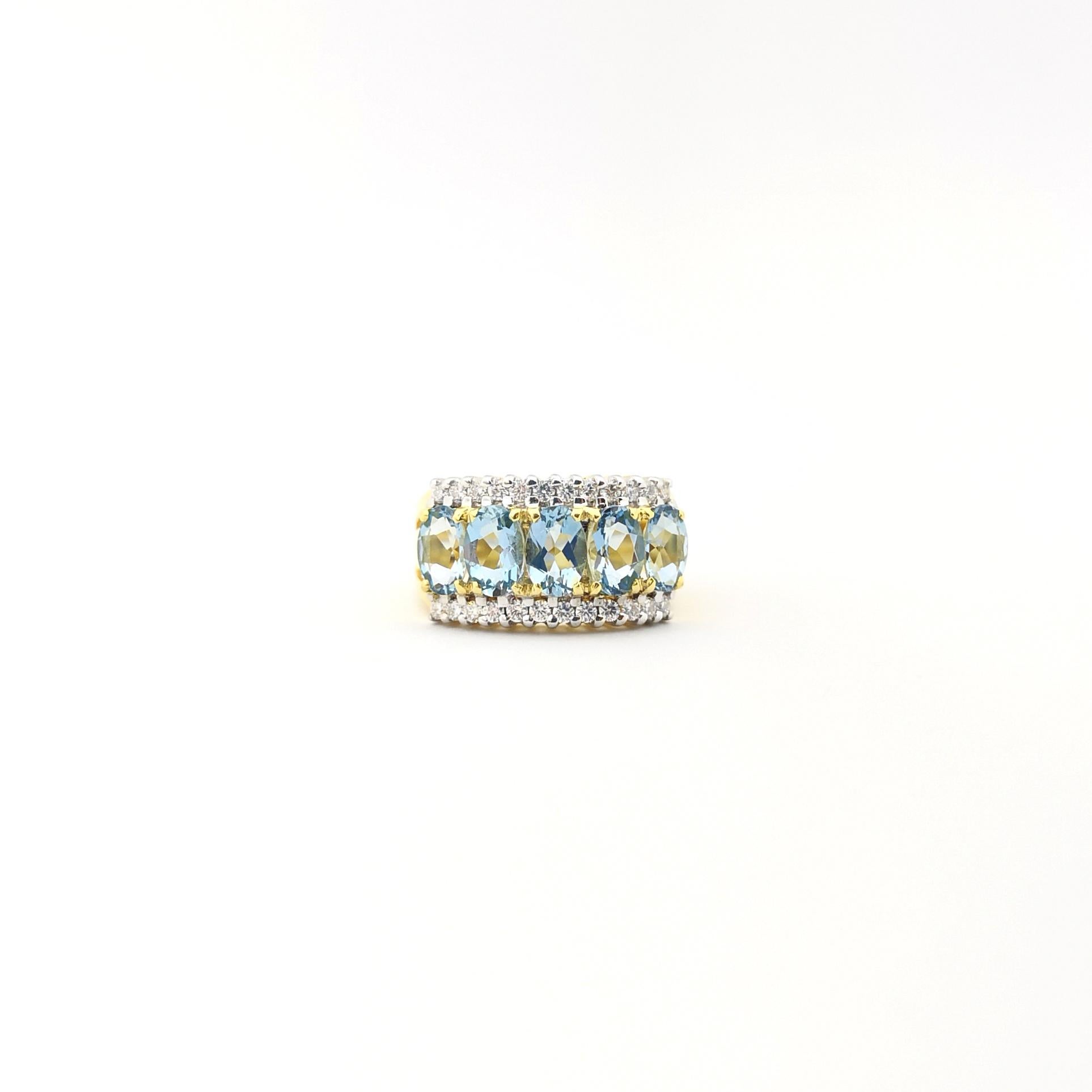 Aquamarine with Diamond Ring set in 18K Gold Settings For Sale 4