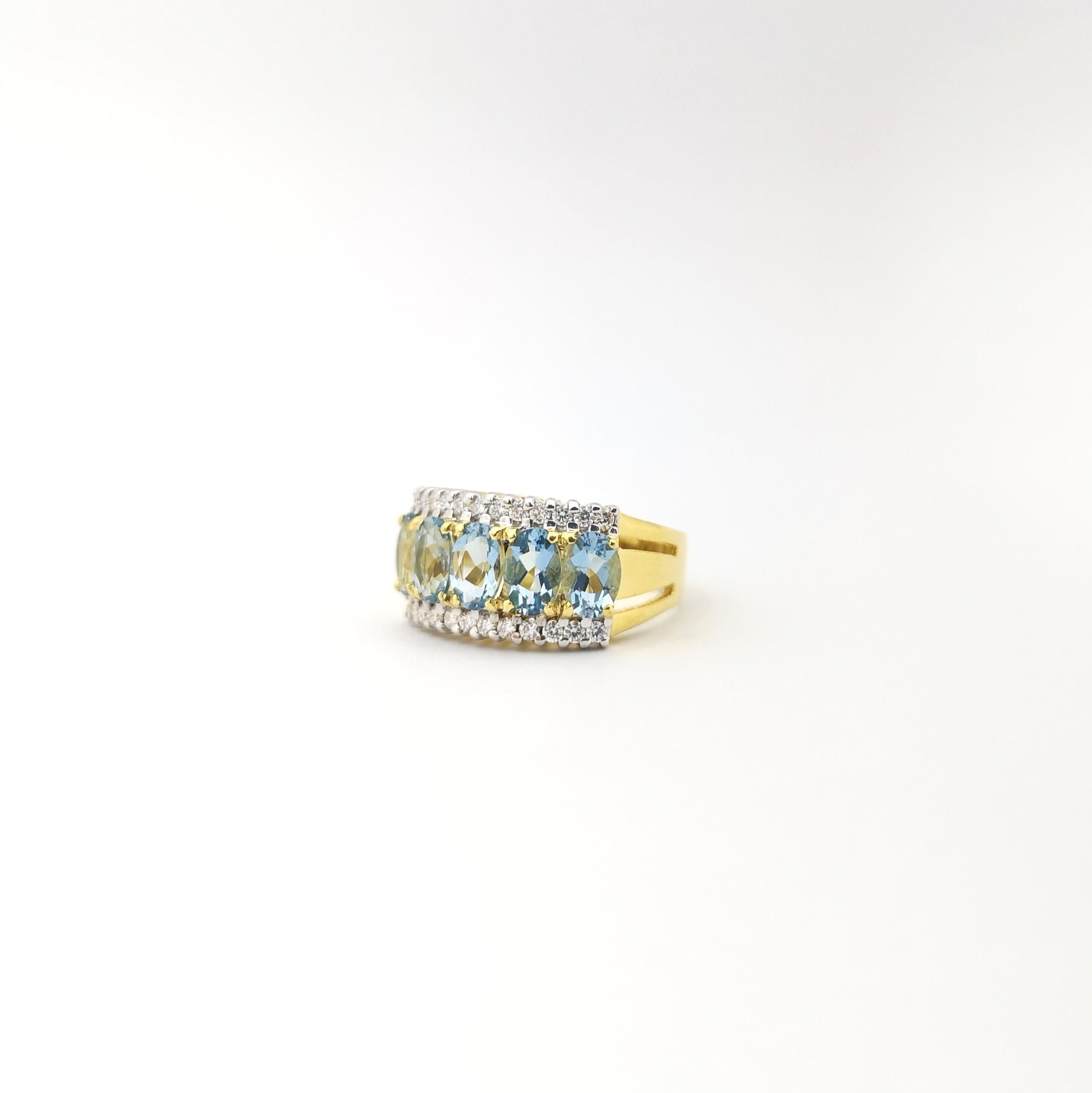 Aquamarine with Diamond Ring set in 18K Gold Settings For Sale 5