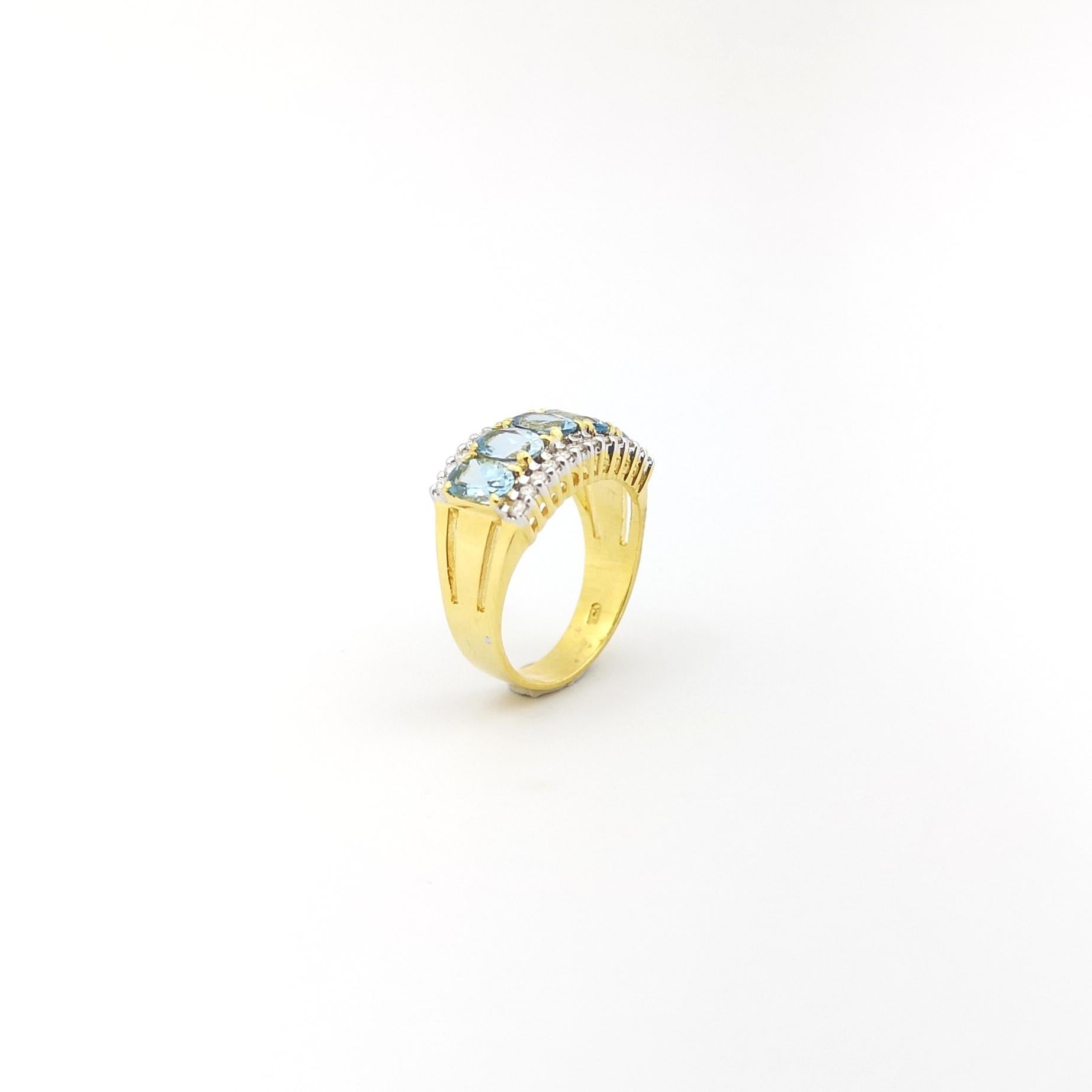 Aquamarine with Diamond Ring set in 18K Gold Settings For Sale 7