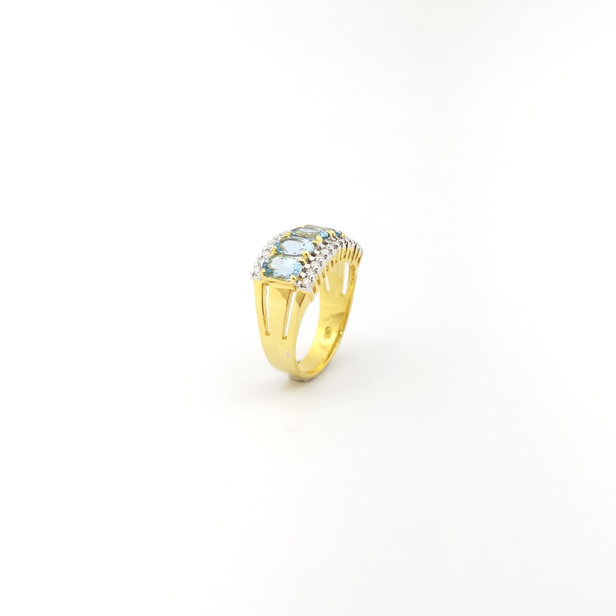 Aquamarine with Diamond Ring set in 18K Gold Settings For Sale 8
